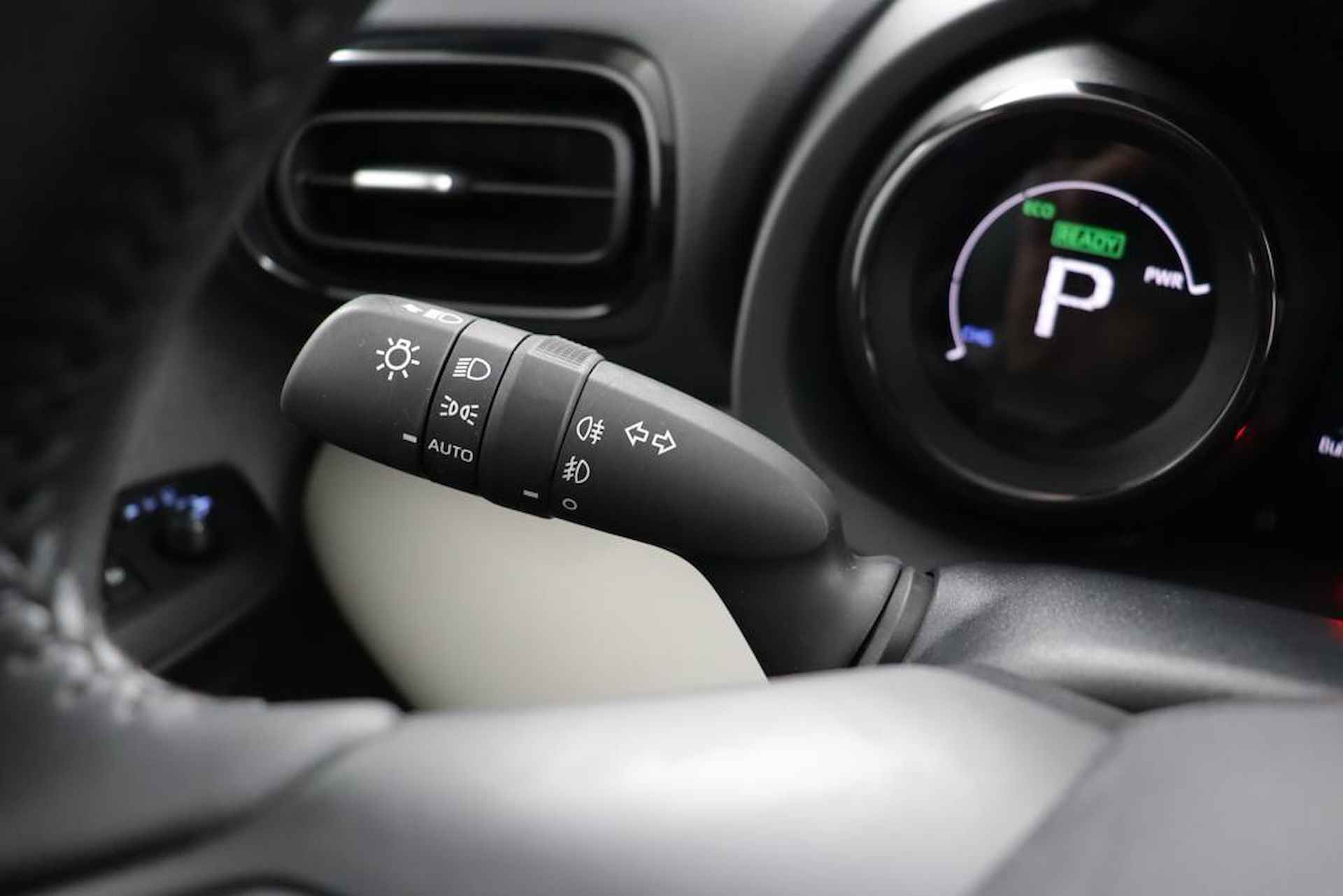 Toyota Yaris 1.5 Hybrid Executive Limited | Lederen bekleding | Climate-Control | Apple Carplay/Android Auto | Stoelverwarming | Parkeersensoren | - 29/49