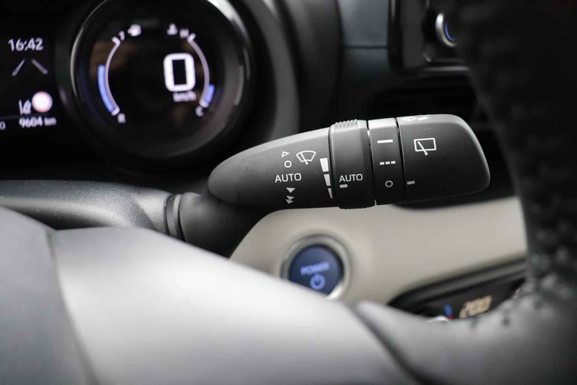 Toyota Yaris 1.5 Hybrid Executive Limited | Lederen bekleding | Climate-Control | Apple Carplay/Android Auto | Stoelverwarming | Parkeersensoren | - 30/49