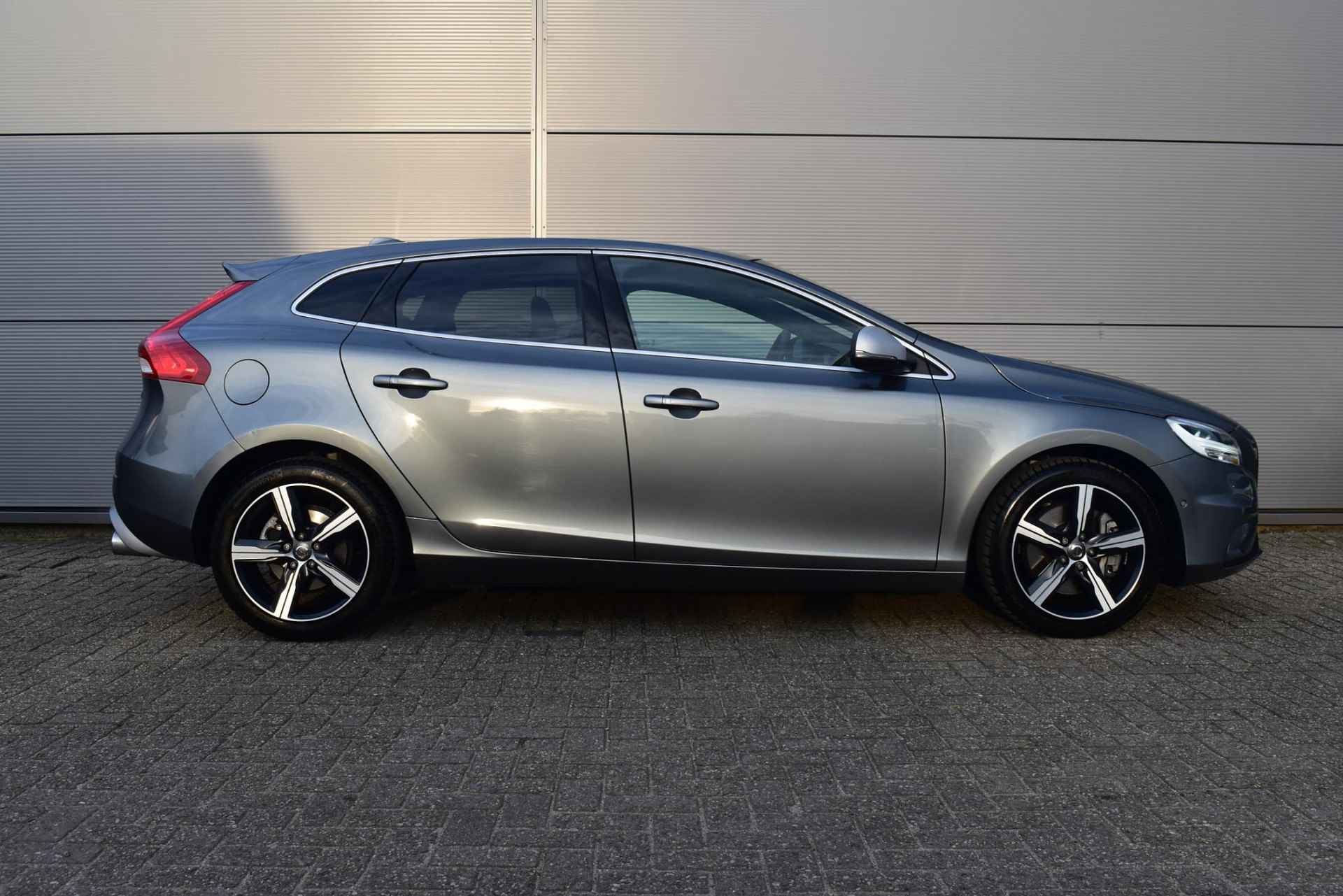 Volvo V40 1.5 T3 Polar+ Sport R-Design Automaat Stoelverwarming Standkachel Harman Kardon Audio - 3/37