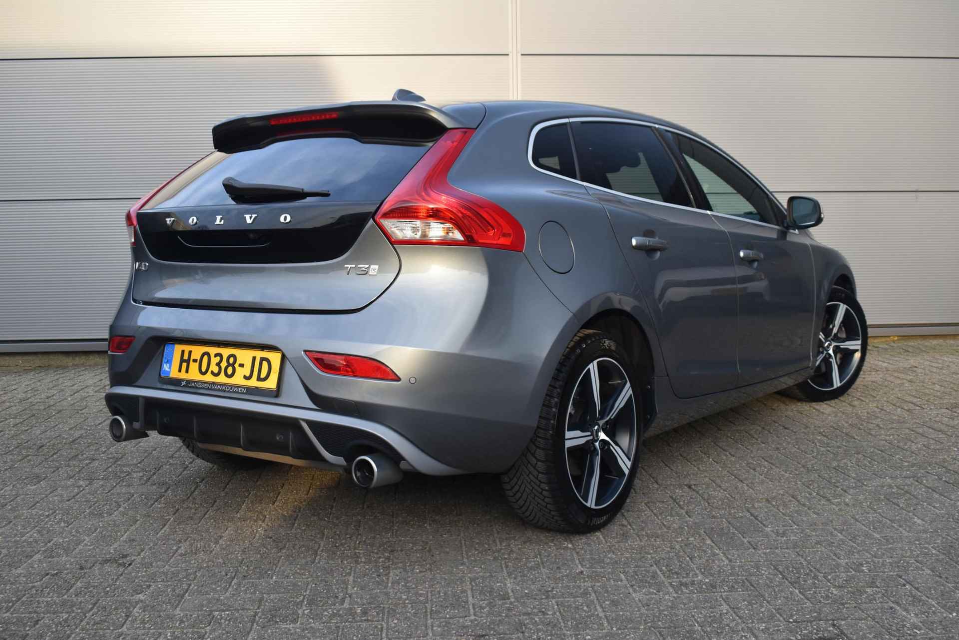 Volvo V40 1.5 T3 Polar+ Sport R-Design Automaat Stoelverwarming Standkachel Harman Kardon Audio - 4/37