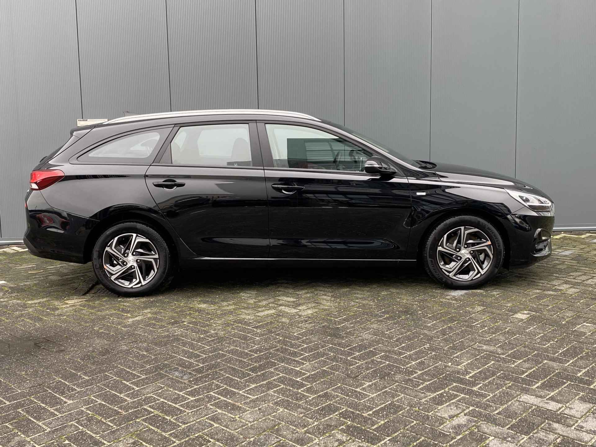 Hyundai i30 Wagon 1.0 T-GDI 120pk MHEV Comfort Smart | Camera | Climate | Keyless | NL. Auto | Full Led | Navigatie | 16" Lichtmetaal | Park - 3/28