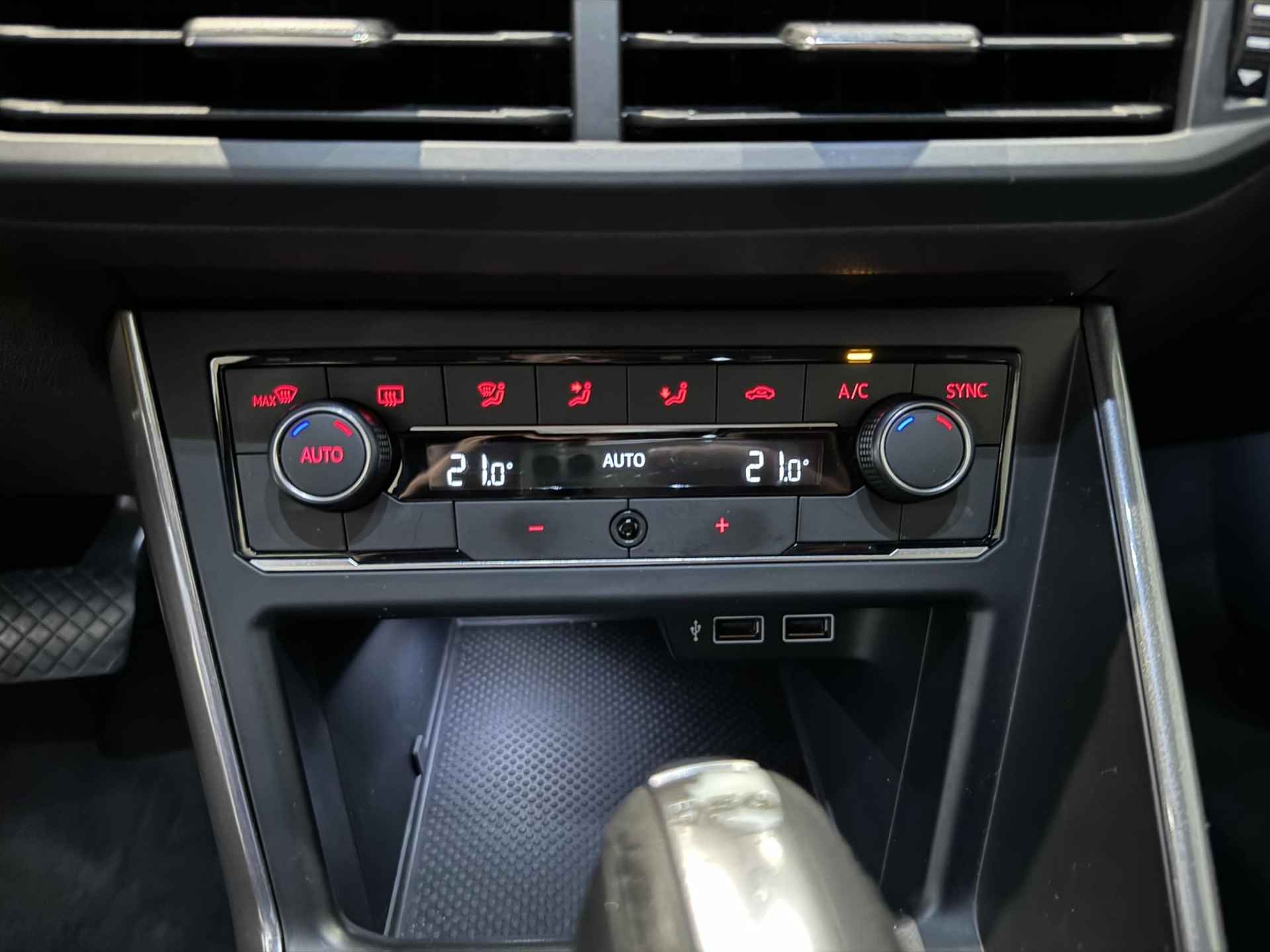 Volkswagen Polo 1.0 TSI Highline | Navigatie | Airconditioning | Parkeersensoren | Automaat | Budget | - 14/17