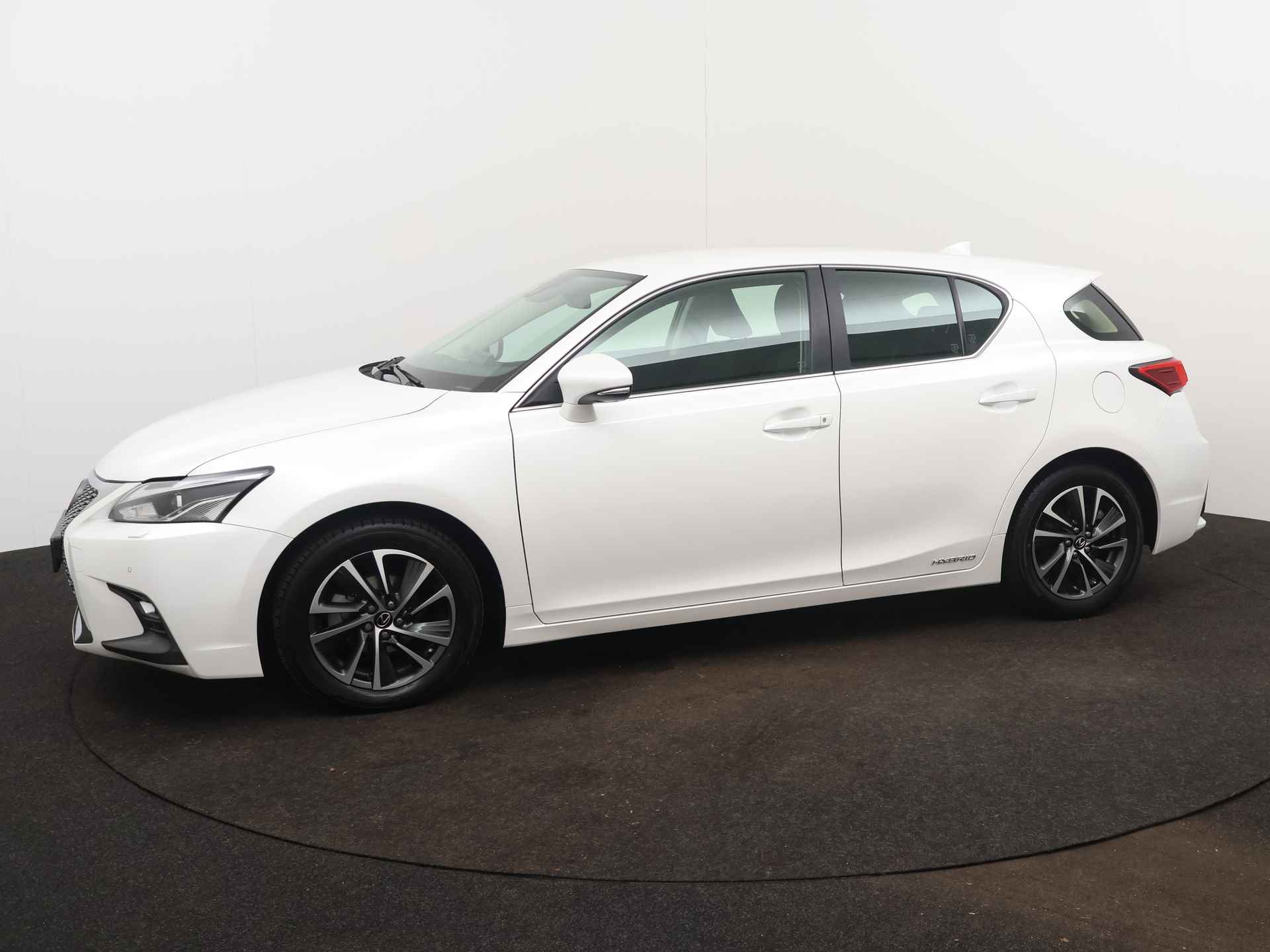 Lexus CT 200h Ultimate Edition | Premium Navigatie | Safety System+ | Park Assist | Climate Control | Adaptive Cruise Control | - 3/47