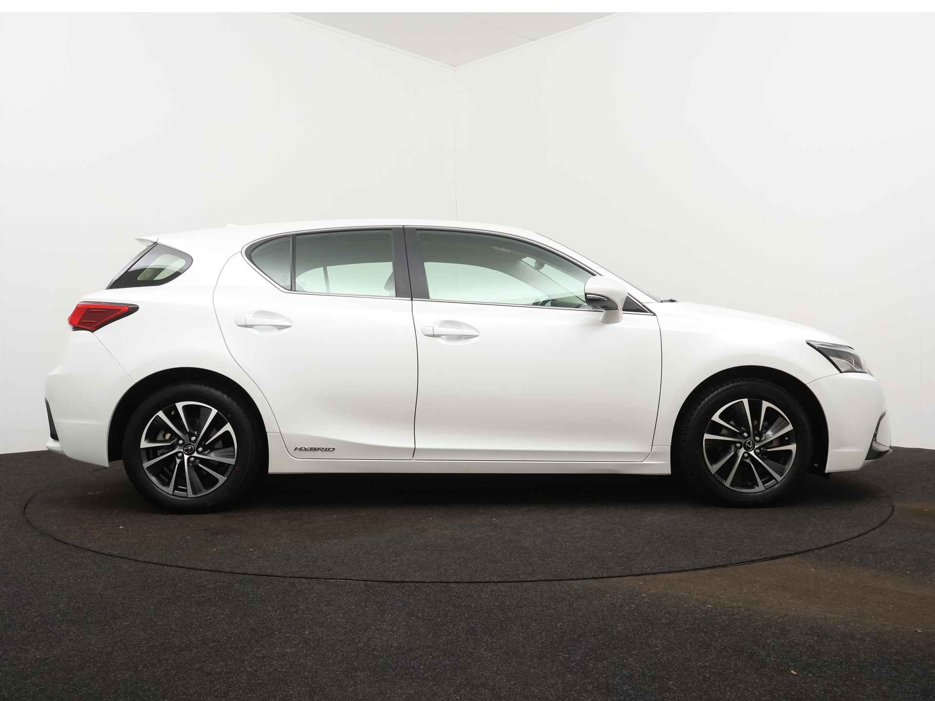 Lexus CT 200h Ultimate Edition | Premium Navigatie | Safety System+ | Park Assist | Climate Control | Adaptive Cruise Control | - 30/47