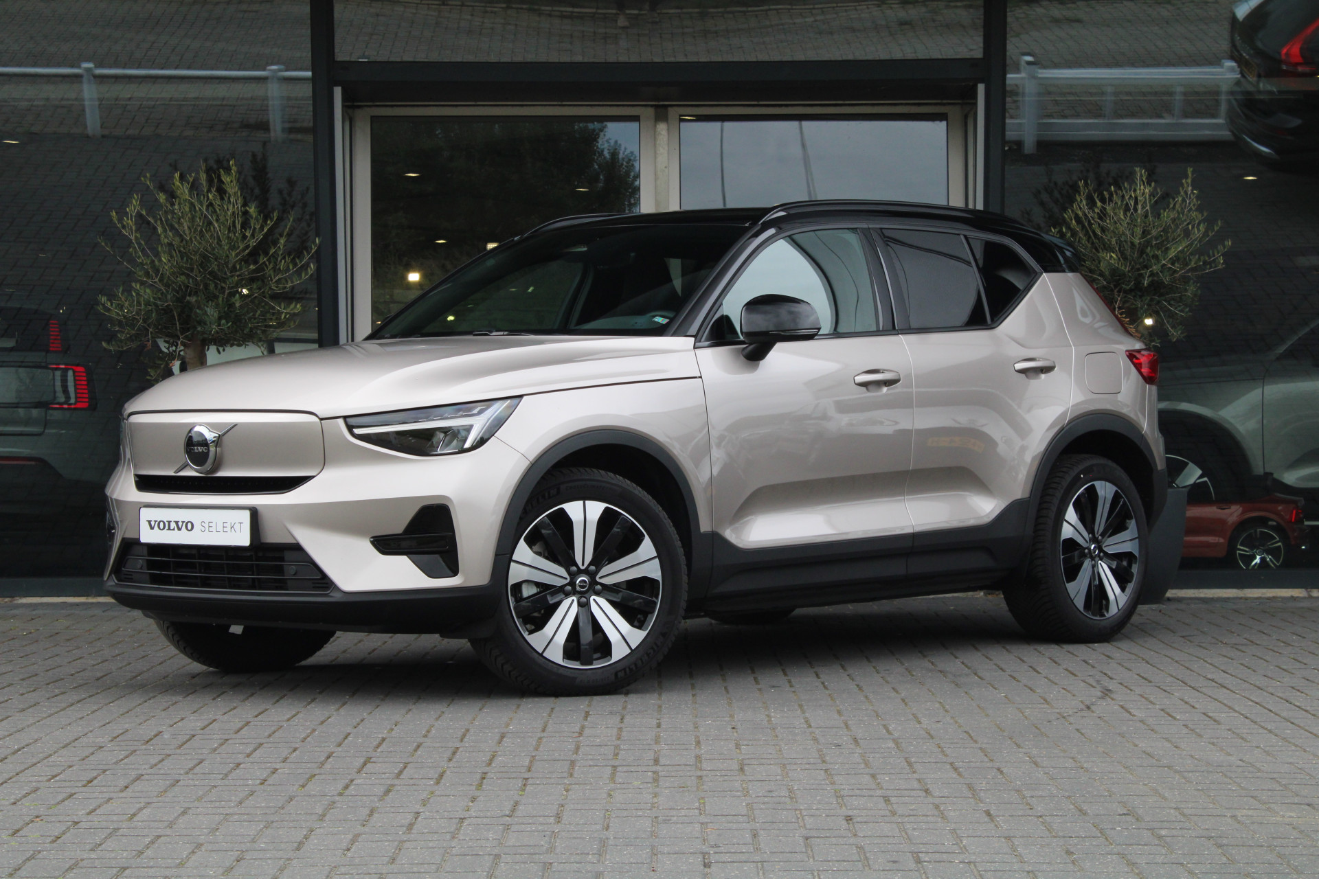 Volvo XC40 Recharge Core | Climate-Pack: Warmtepomp | Stuur/Stoelverwarming | Camera | Trekhaak | 19-Inch