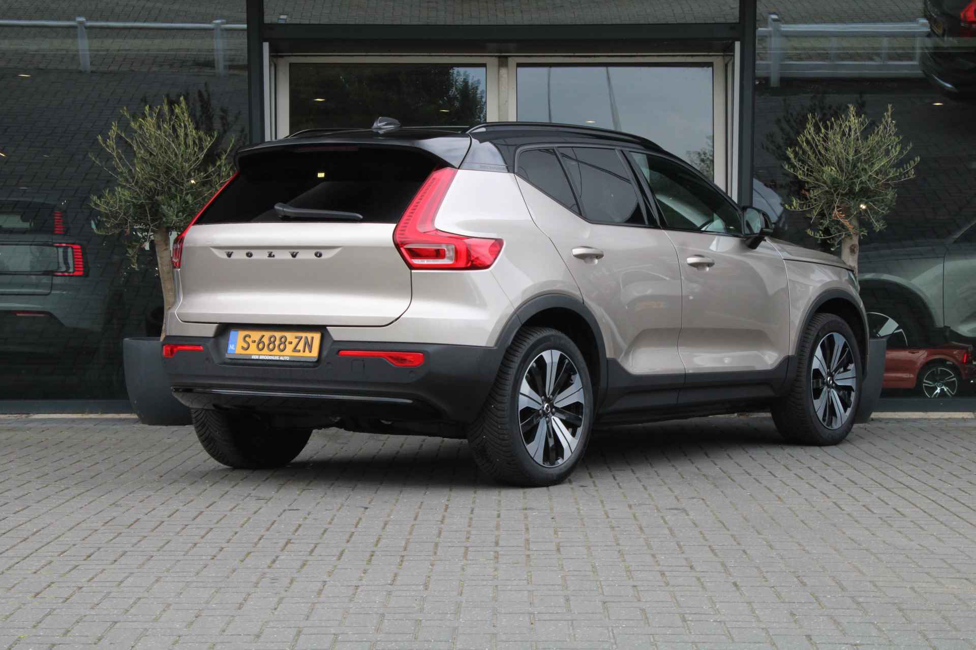 Volvo XC40 Recharge Core | Climate-Pack: Warmtepomp | Stuur/Stoelverwarming | Camera | Trekhaak | 19-Inch - 3/36