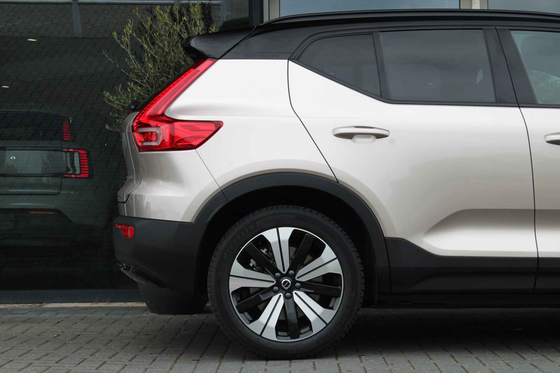 Volvo XC40 Recharge Core | Climate-Pack: Warmtepomp | Stuur/Stoelverwarming | Camera | Trekhaak | 19-Inch - 6/36