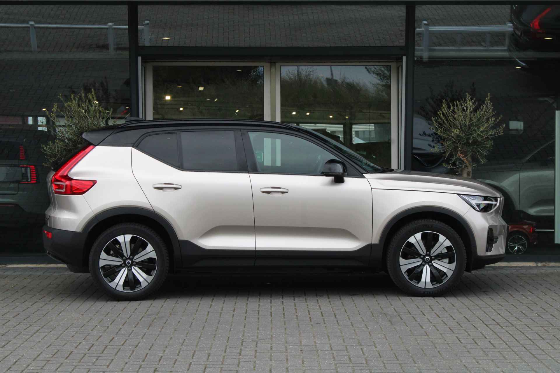 Volvo XC40 Recharge Core | Climate-Pack: Warmtepomp | Stuur/Stoelverwarming | Camera | Trekhaak | 19-Inch - 7/36