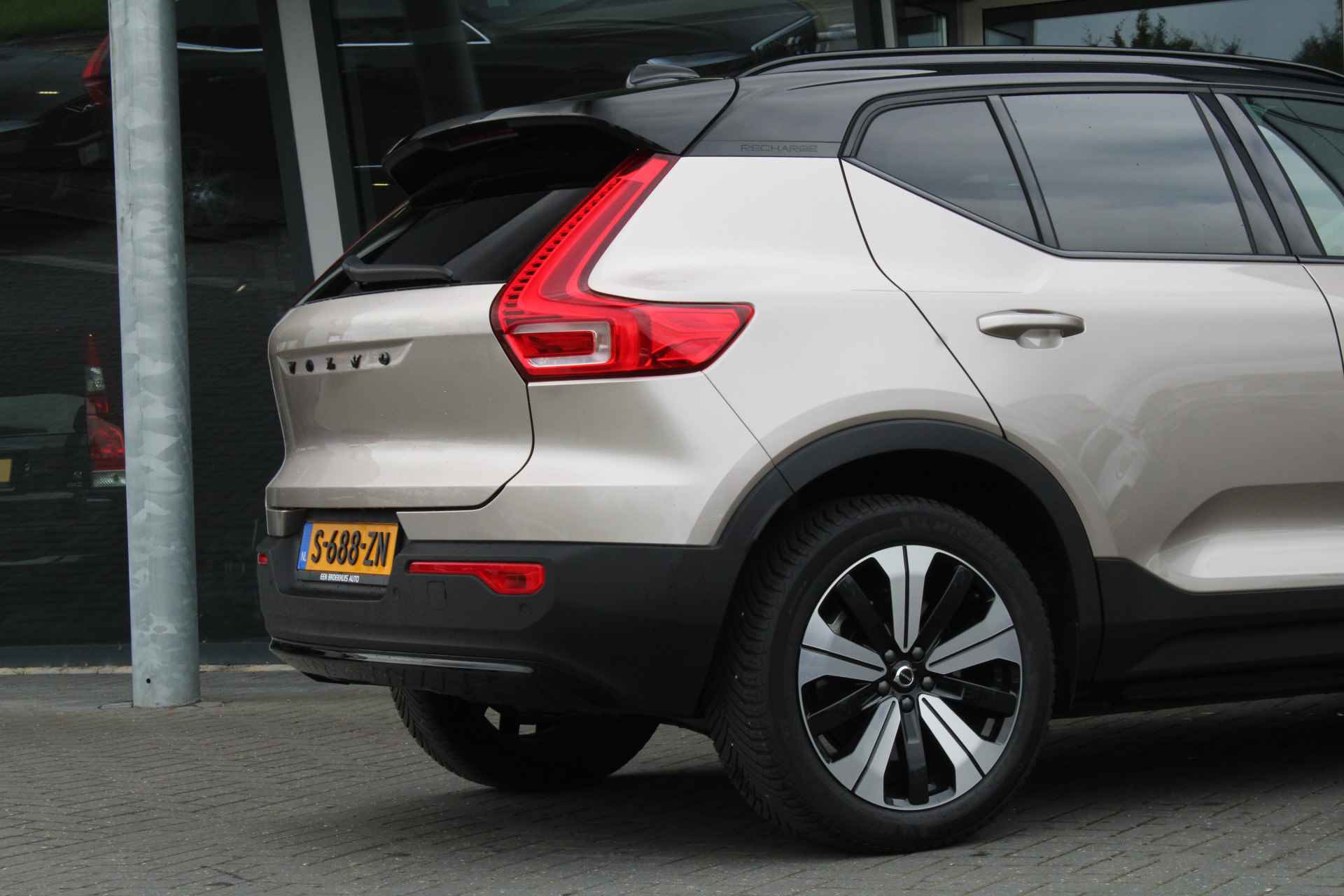 Volvo XC40 Recharge Core | Climate-Pack: Warmtepomp | Stuur/Stoelverwarming | Camera | Trekhaak | 19-Inch - 14/36