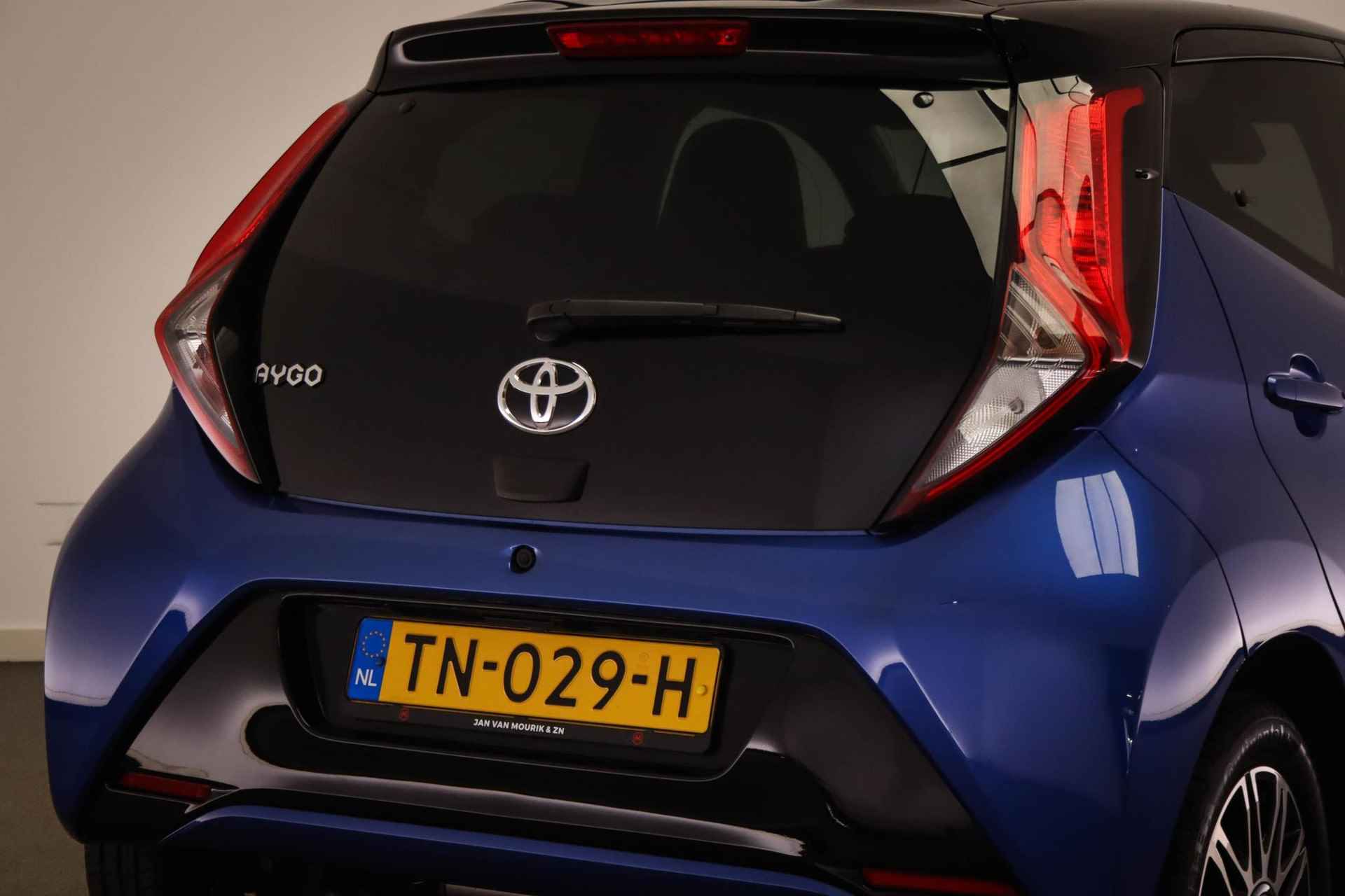 Toyota Aygo 1.0 VVT-i x-clusiv | CLIMA | HALF LEDER | DAB | APPLE | CAMERA | 15" | DEALER ONDERHOUDEN - 16/45
