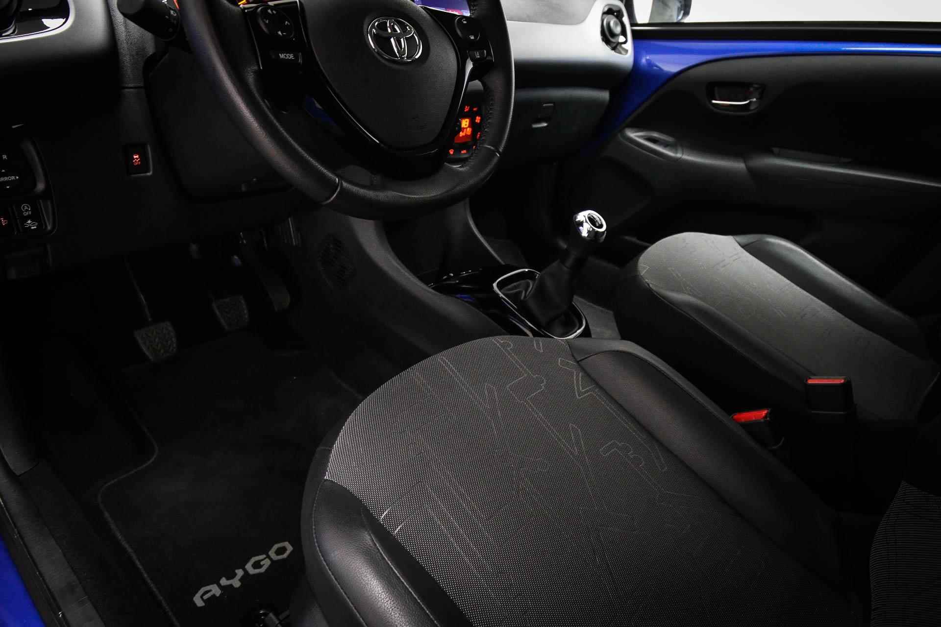 Toyota Aygo 1.0 VVT-i x-clusiv | CLIMA | HALF LEDER | DAB | APPLE | CAMERA | 15" | DEALER ONDERHOUDEN - 24/45