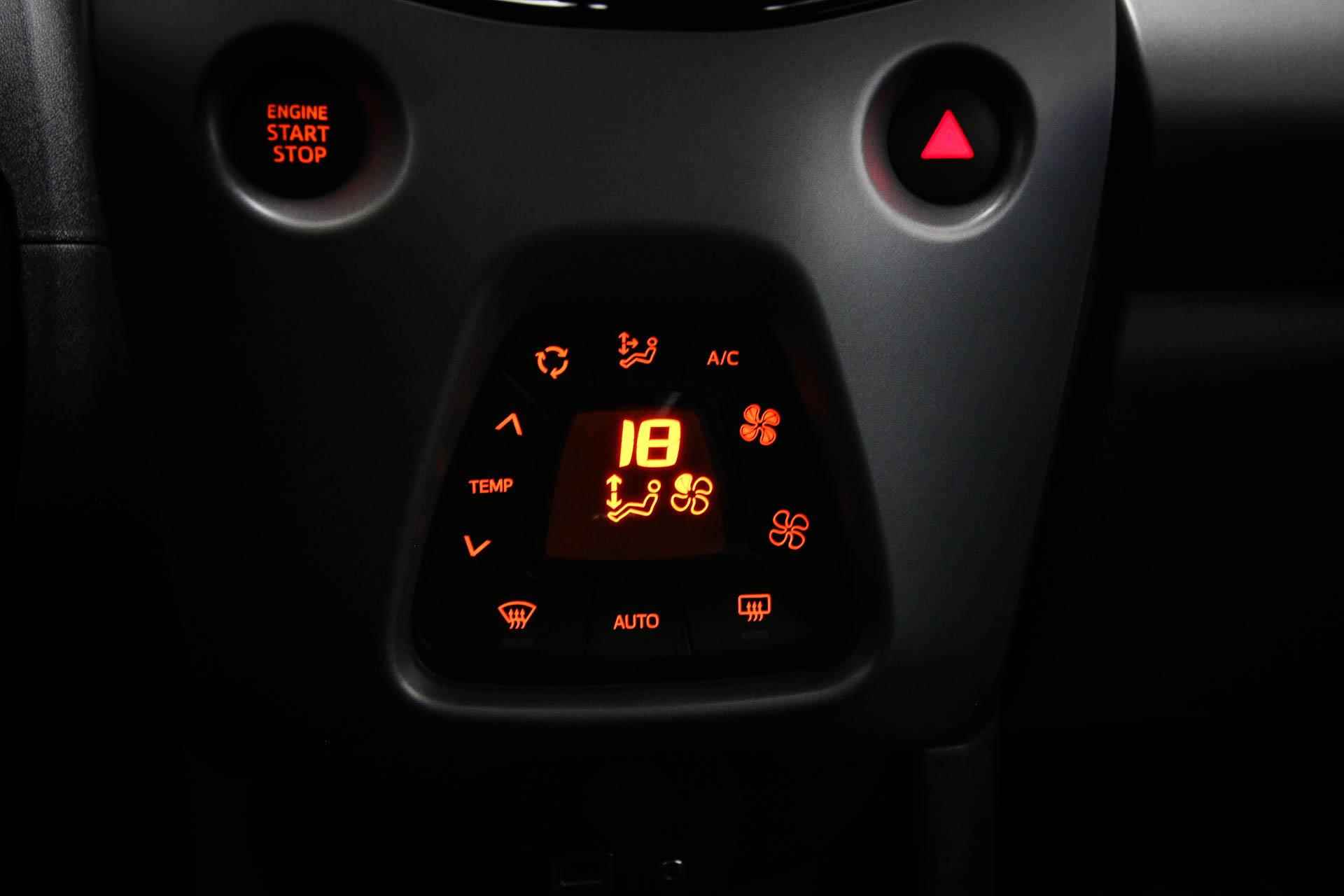 Toyota Aygo 1.0 VVT-i x-clusiv | CLIMA | HALF LEDER | DAB | APPLE | CAMERA | 15" | DEALER ONDERHOUDEN - 35/45