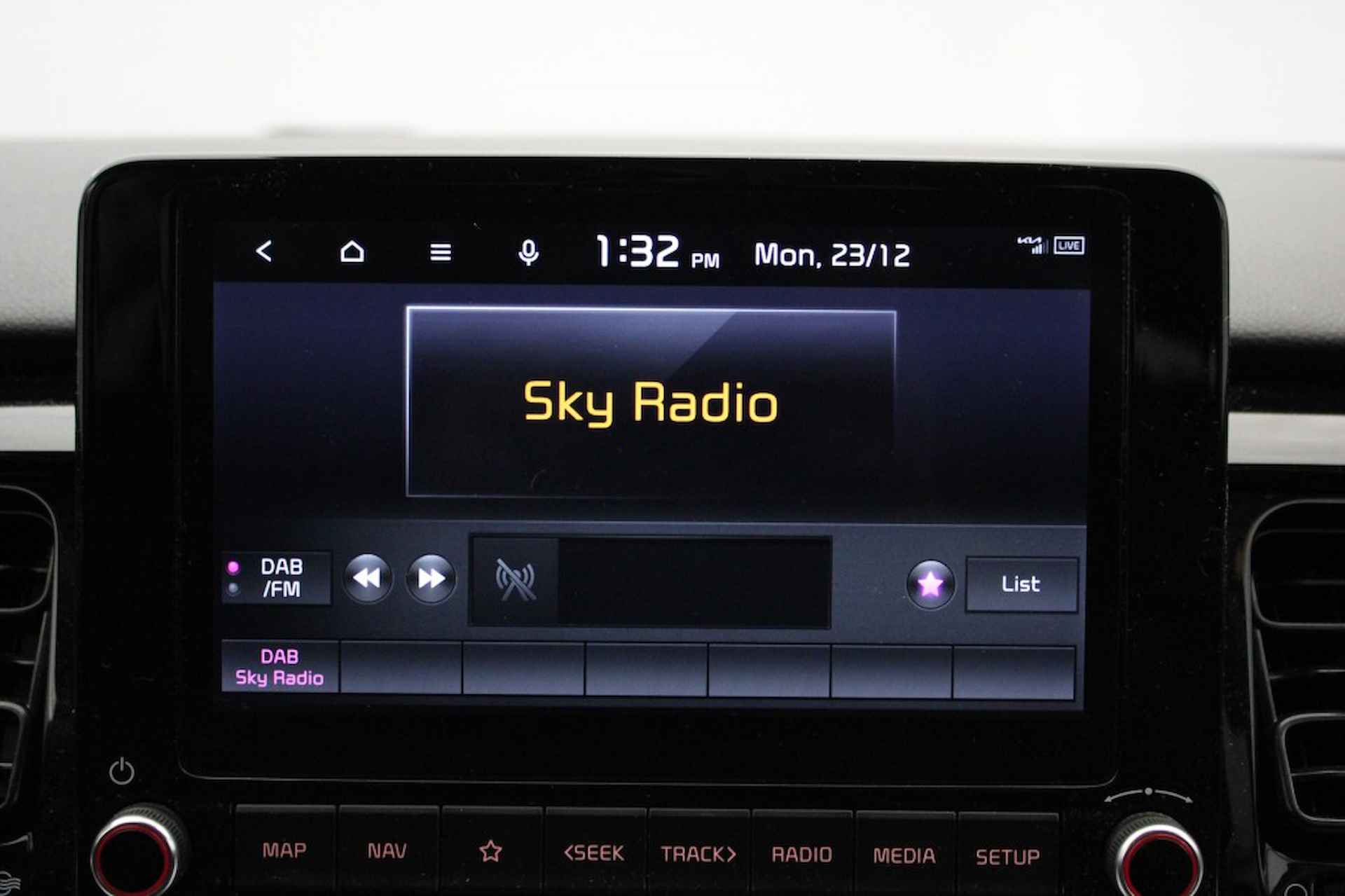 KIA Stonic 1.0 T-GDi MHEV DynamicPlusLine - Carplay, Camera - 17/28