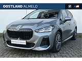 BMW 2 Serie Active Tourer 218i High Executive M Sport Automaat / Panoramadak / Trekhaak / Adaptief M Onderstel / Sportstoelen / Stoelverwarming / Parking Assistant / Adaptieve LED / Verwarmd stuurwiel