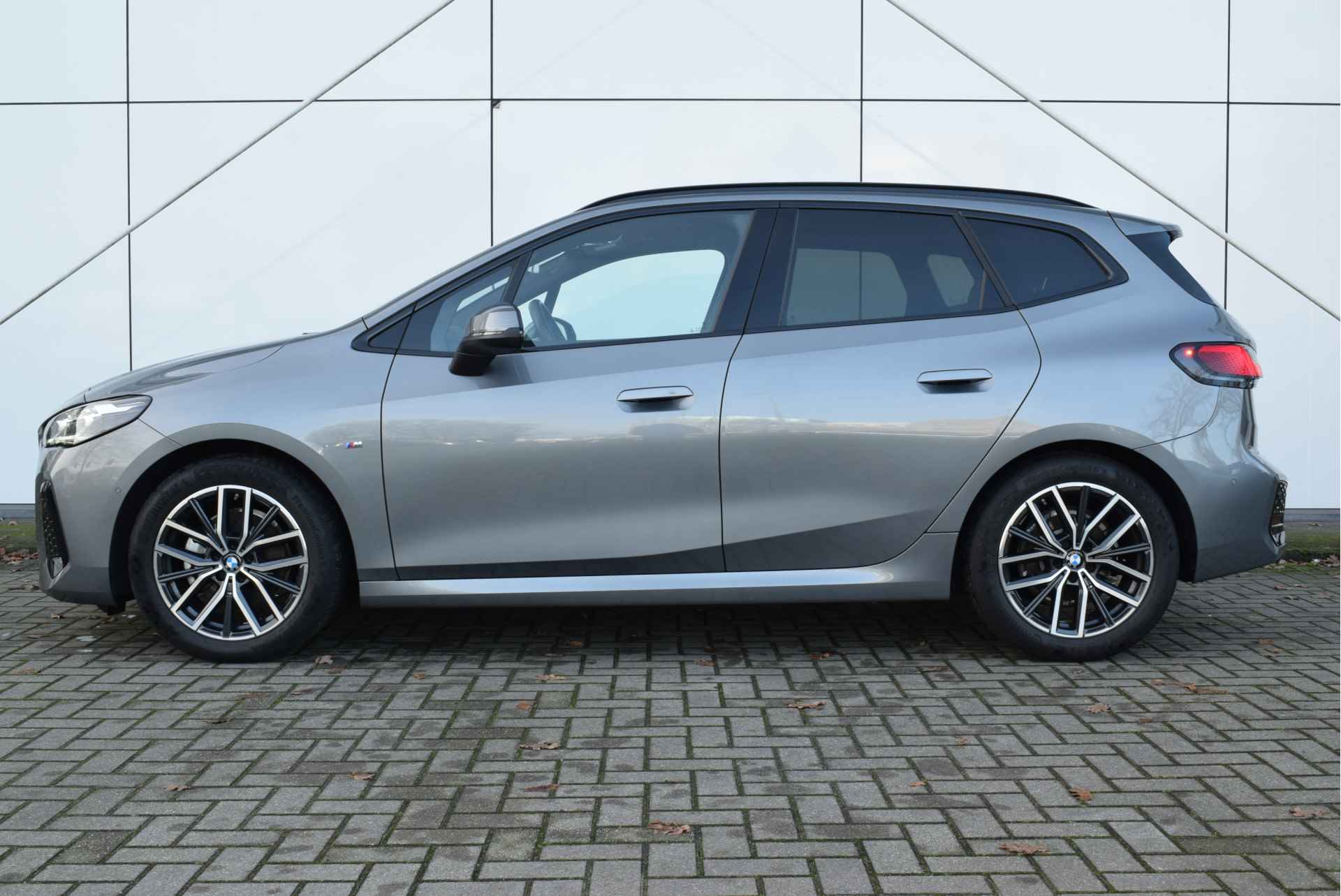 BMW 2 Serie Active Tourer 218i High Executive M Sport Automaat / Panoramadak / Trekhaak / Adaptief M Onderstel / Sportstoelen / Stoelverwarming / Parking Assistant / Adaptieve LED / Verwarmd stuurwiel - 2/26