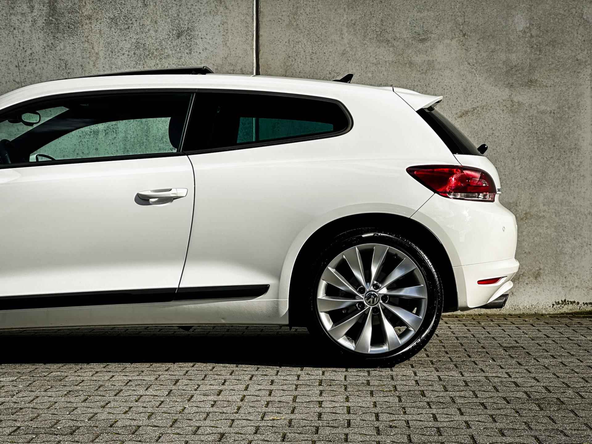 Volkswagen Scirocco 1.4 TSI Highline | UNIEK! | 14dkm | 1e eig. | Clima | Navi | Panorama | Xenon | H.Leder | - 11/47