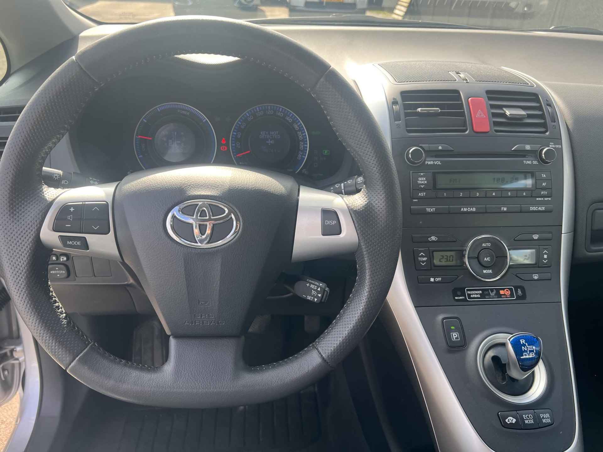 Toyota Auris 1.8 Full Hybrid Aspiration Automaat, Climate control, Cruise control, Parkeersensoren achter, Volledig Dealeronderhoudem, Radio/Cd-Speler, Smart Key - 16/33