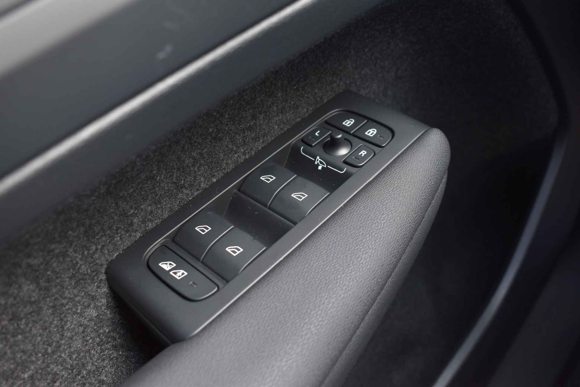 Volvo C40 Recharge 231pk Electric Plus | Panoramadak | Apple CarPlay | 19" | Camera | Warmtepomp - 18/47