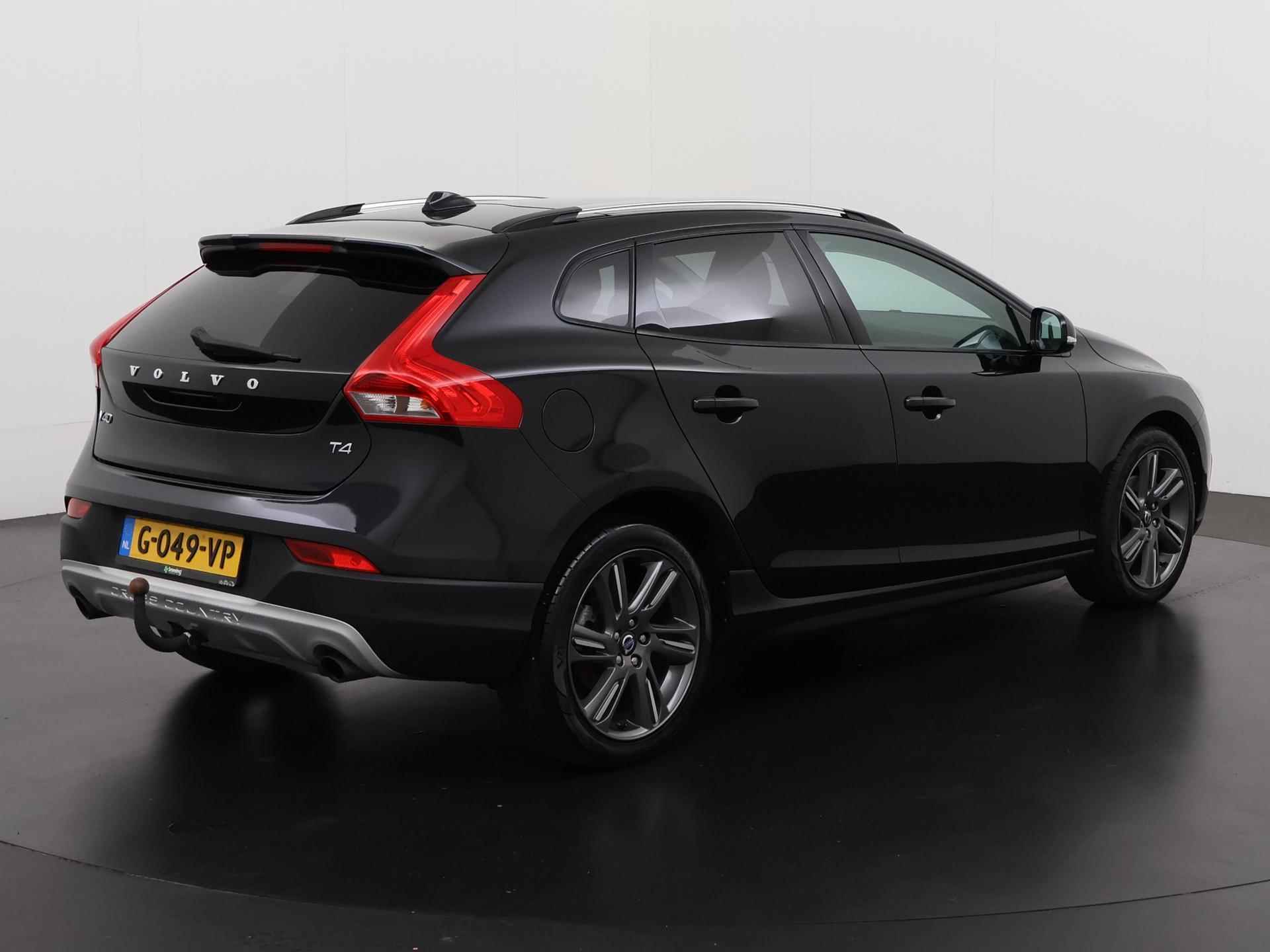 Volvo V40 Cross Country 1.6 T4 Summum 180pk | Trekhaak | Panoramadak | Camera | Zondag Open! - 4/38