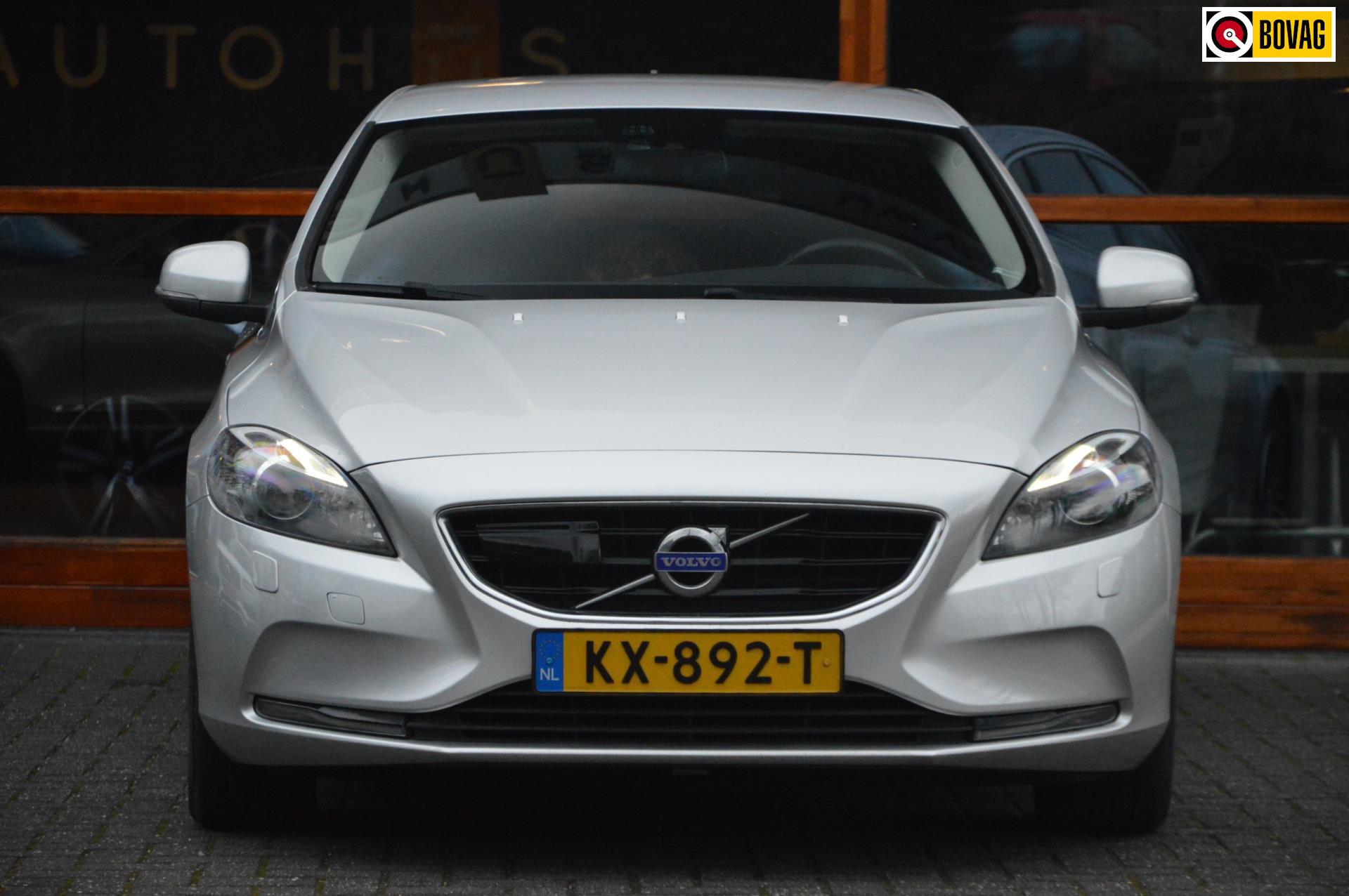 Volvo V40 D3 Automaat Momentum | Adaptive Cruise | Trekhaak | Standkachel | BLIS | Stoelverwarming | Lane assist |