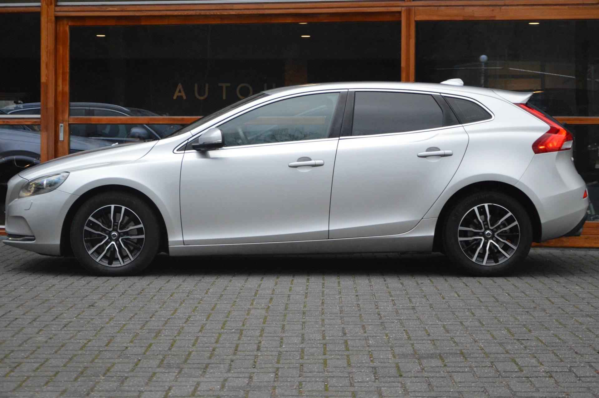 Volvo V40 D3 Automaat Momentum | Adaptive Cruise | Trekhaak | Standkachel | BLIS | Stoelverwarming | Lane assist | - 3/18