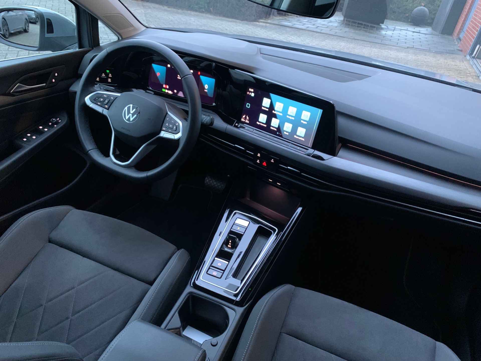 Volkswagen Golf 1.5 eTSI 150pk DSG Style | Elektrische bestuurdersstoel | Achteruitrijcamera | Stoel- en stuurverwarming - 3/11