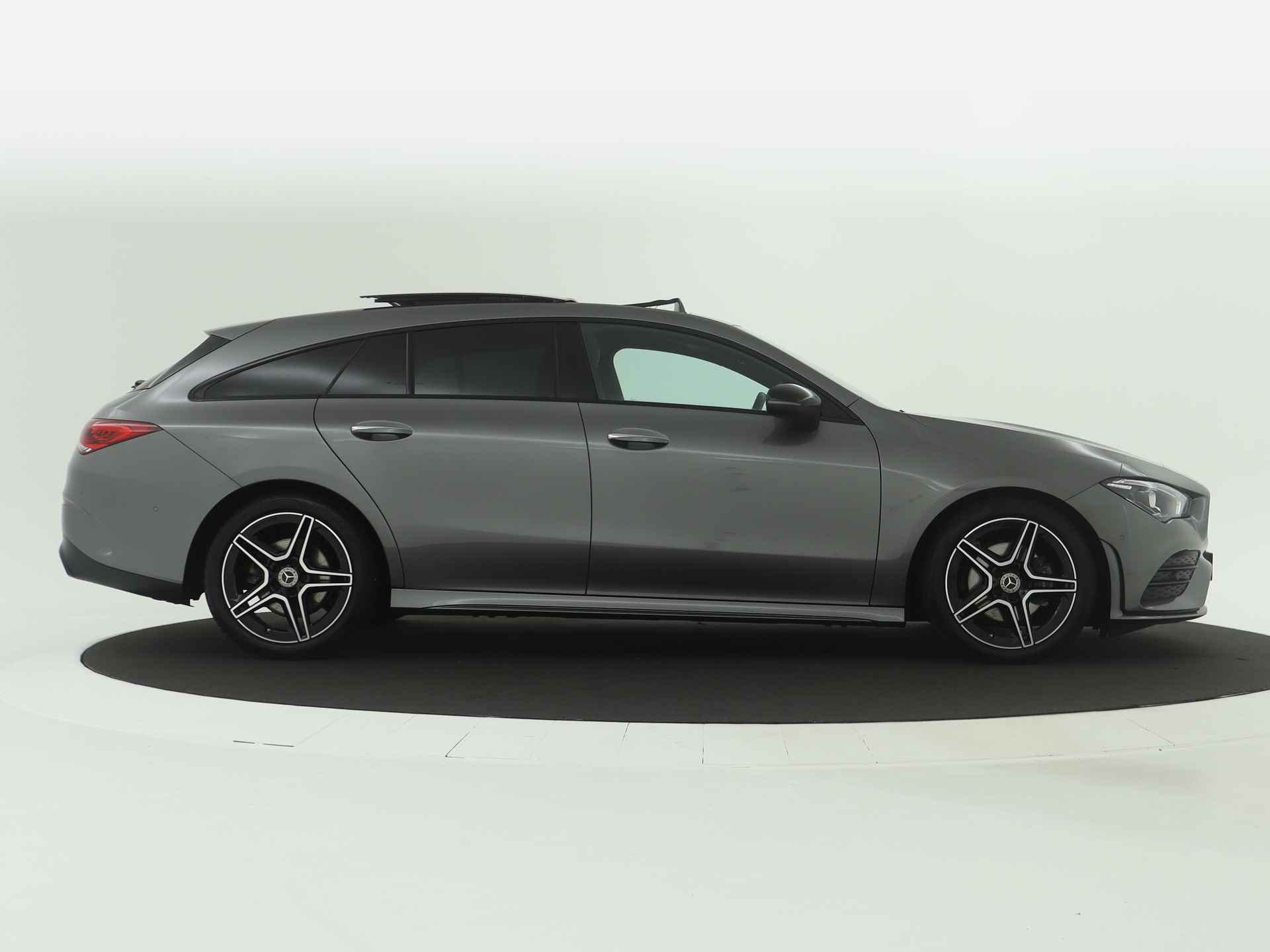 Mercedes-Benz CLA-Klasse Shooting Brake 180 AMG Line | Nightpakket | Panoramaschuifdak | Premium pakket |  KEYLESS GO-comfortpakket | Parkeerpakket met achteruitrijcamera | Sfeerverlichting | - 12/39