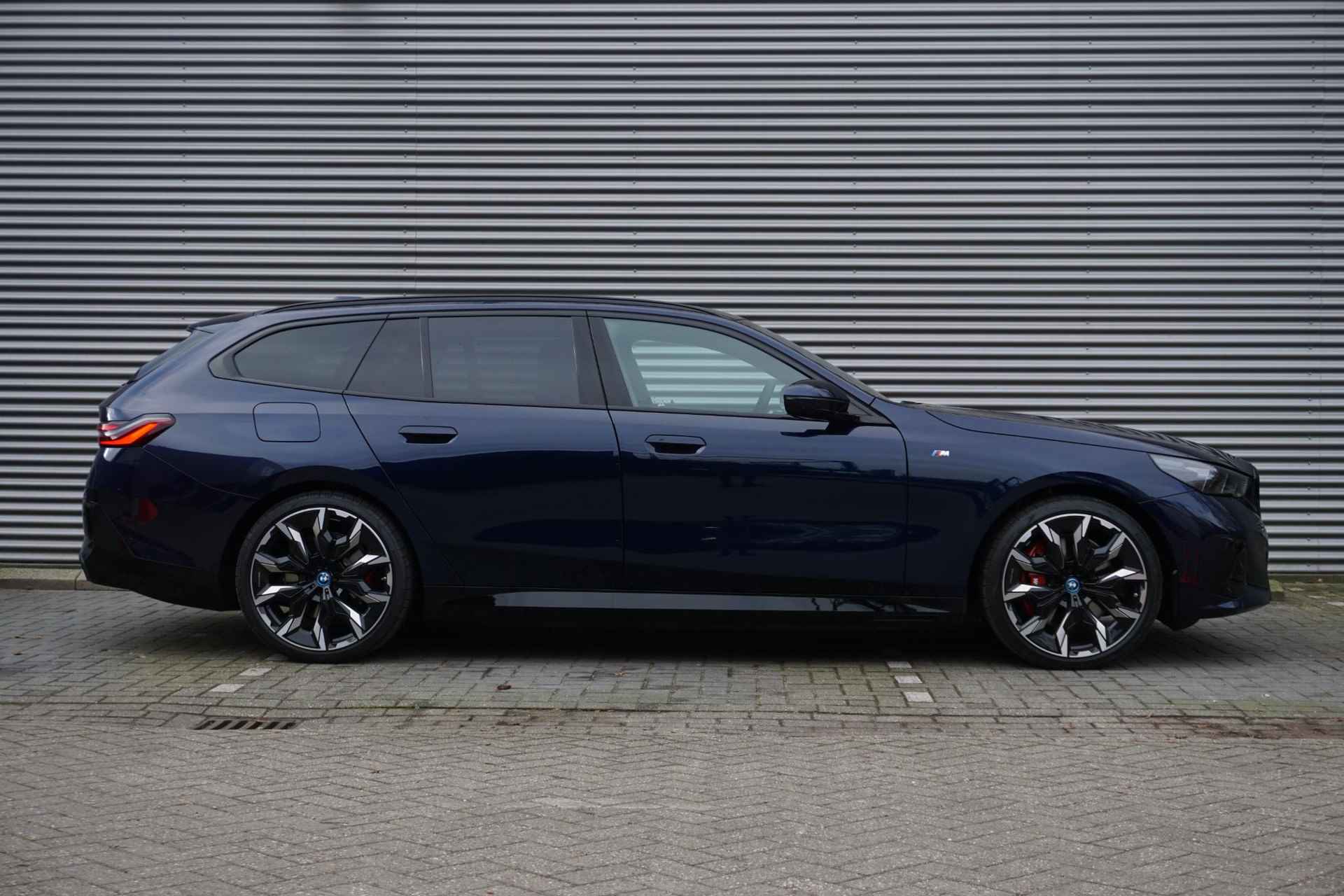 BMW i5 Touring eDrive40 M Sport Edition M Sportpakket Pro | Innovation Pack | Travel Pack | Comfort Pack | Glazen panoramadak | Driving Assistant Professional - 4/42