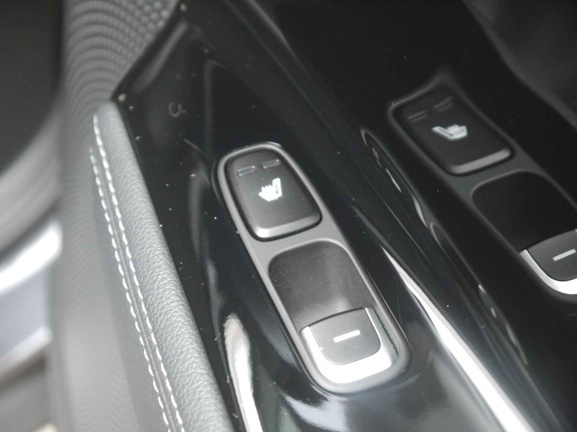 Kia Niro 1.6 GDi Hybrid ExecutiveLine NL-Auto!! Adap Cruise I Apple Carplay I Elek stoelen -- 2de Pinksterdag open van 11.00 t/m 15.30 uur -- - 24/31