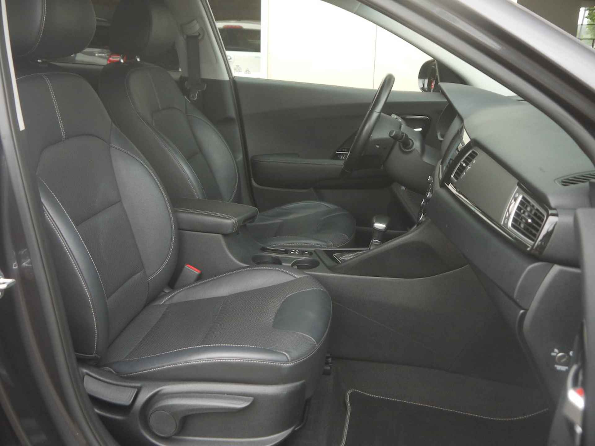 Kia Niro 1.6 GDi Hybrid ExecutiveLine NL-Auto!! Adap Cruise I Apple Carplay I Elek stoelen -- 2de Pinksterdag open van 11.00 t/m 15.30 uur -- - 27/31