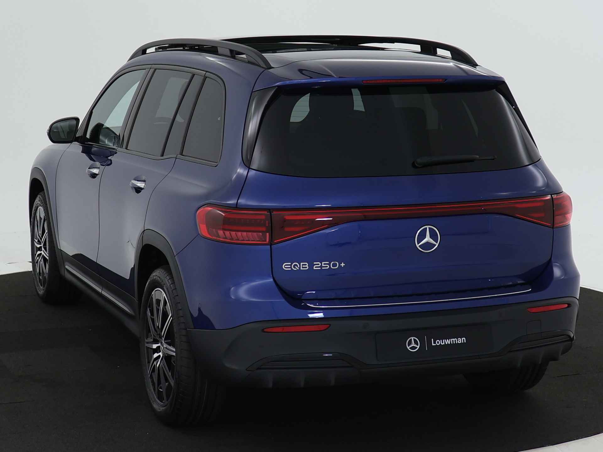 Mercedes-Benz EQB 250+ AMG Line 7p. 71 kWh | Nightpakket | Premium pakket | Parkeerpakket met 360°-camera | KEYLESS-GO comfort pakket | GUARD 360° Voertuigbescherming Plus | Winter pakket | EASY PACK achterklep | - 13/42