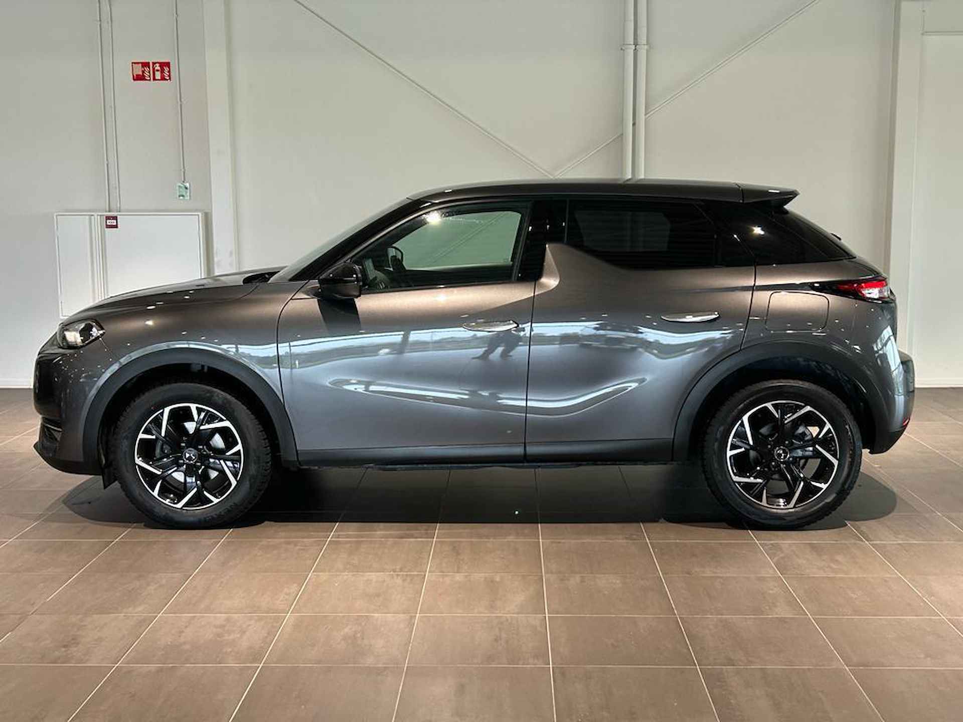 DS 3 Crossback 130PK So Chic | AUTOMAAT | ADAPTIVE CRUISE CONTROL | NAV | CLIMATE | CARPLAY ANDROID AUTO | - 3/38