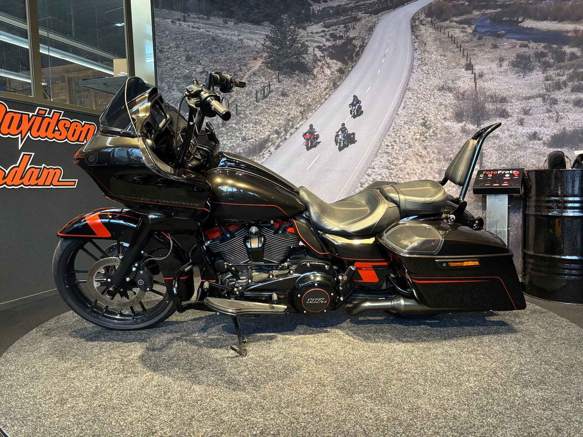 Harley-Davidson FLTRXSE CVO ROAD GLIDE - 6/16