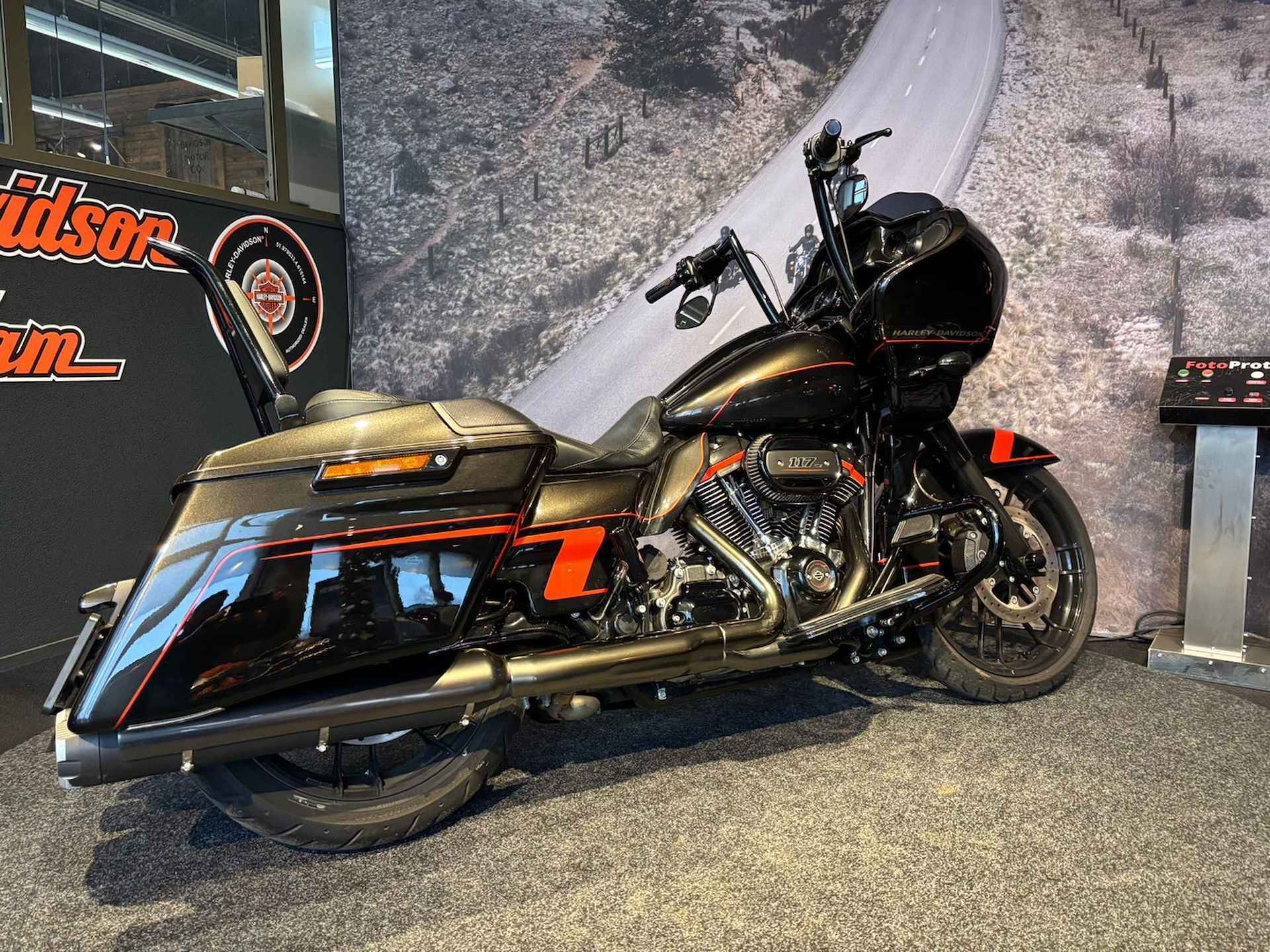 Harley-Davidson FLTRXSE CVO ROAD GLIDE - 10/16