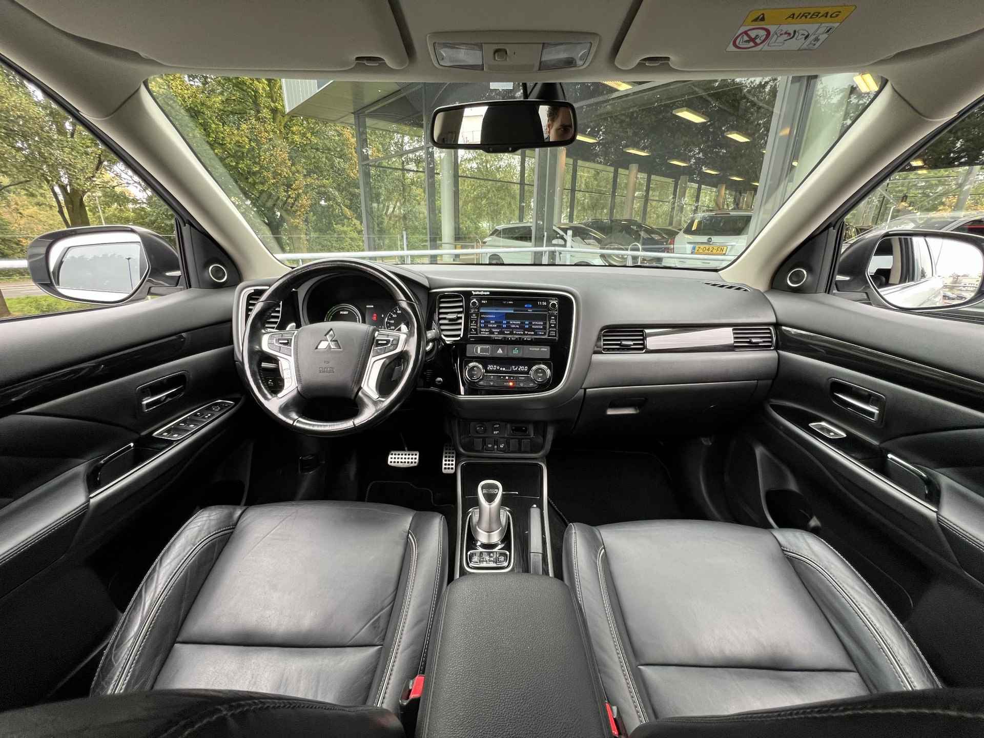 Mitsubishi Outlander 2.0 PHEV Instyle | Leder | Navigatie | Afneembare trekhaak - 4/36