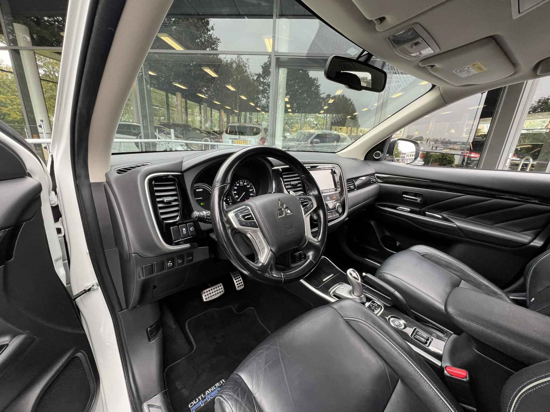 Mitsubishi Outlander 2.0 PHEV Instyle | Leder | Navigatie | Afneembare trekhaak - 22/36