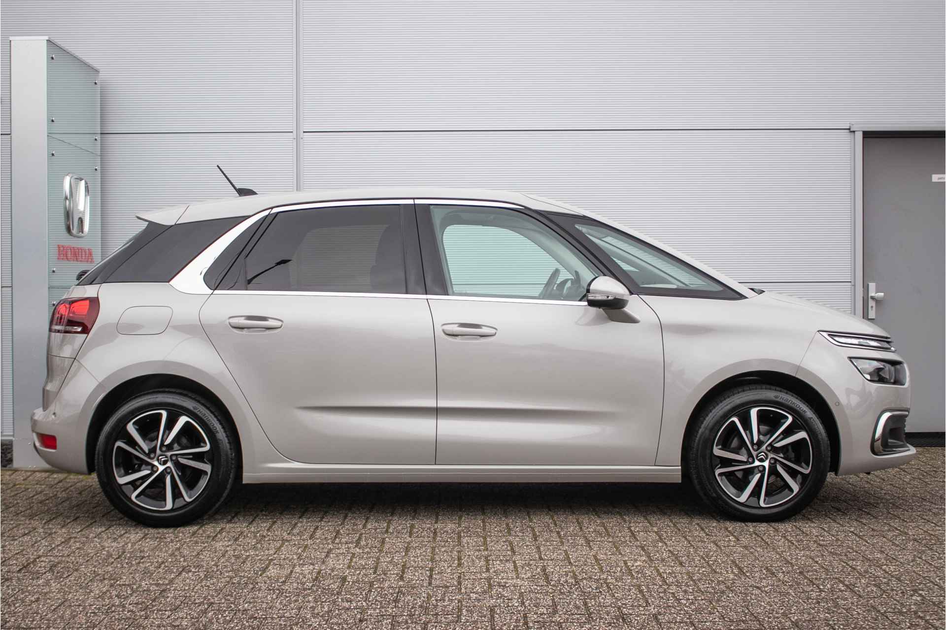 Citroën C4 Picasso 1.2 PureTech Feel - All-in rijklrprs | trekhaak | massagestoelen | Nav | Cam - 2/48