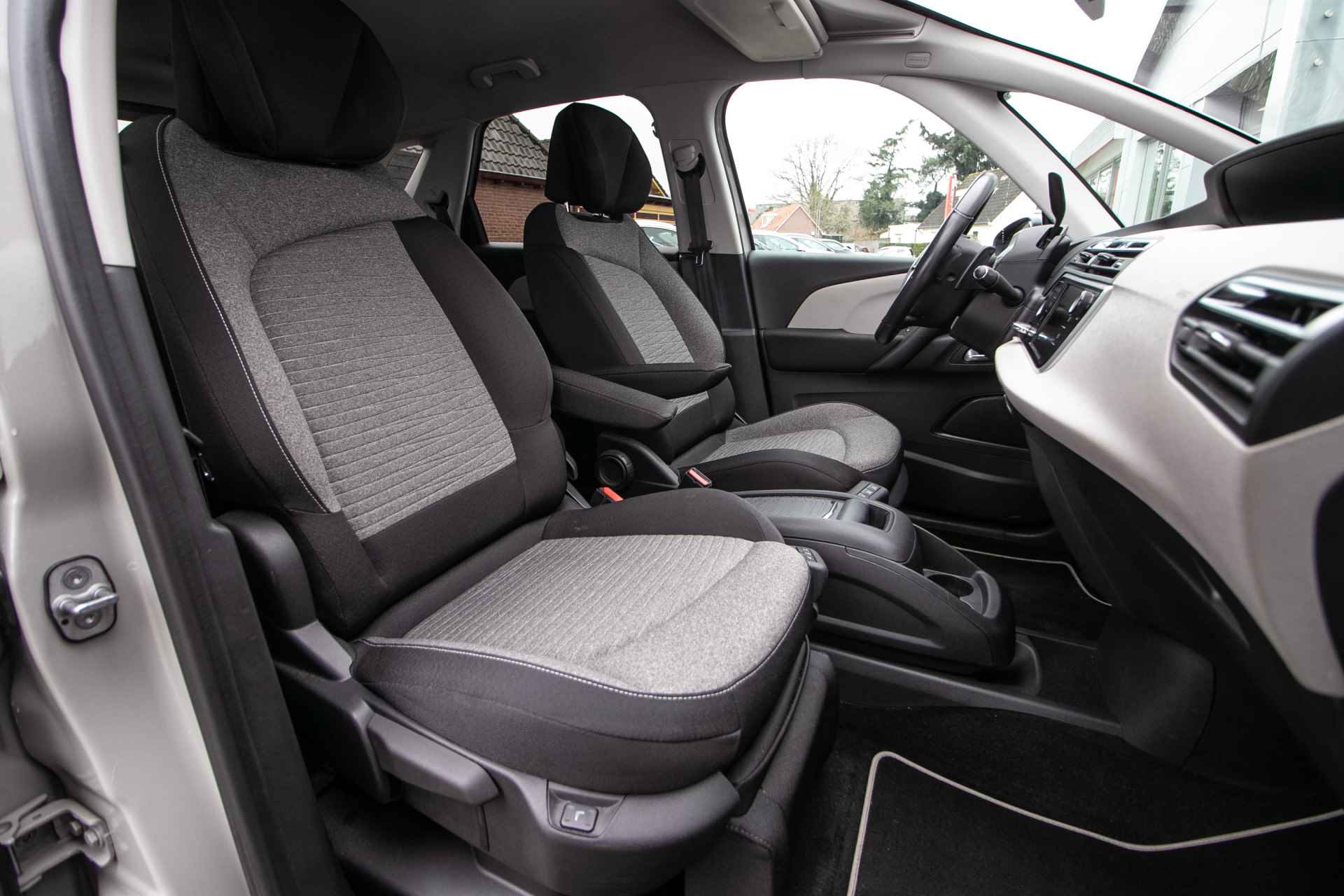 Citroën C4 Picasso 1.2 PureTech Feel - All-in rijklrprs | trekhaak | massagestoelen | Nav | Cam - 5/48