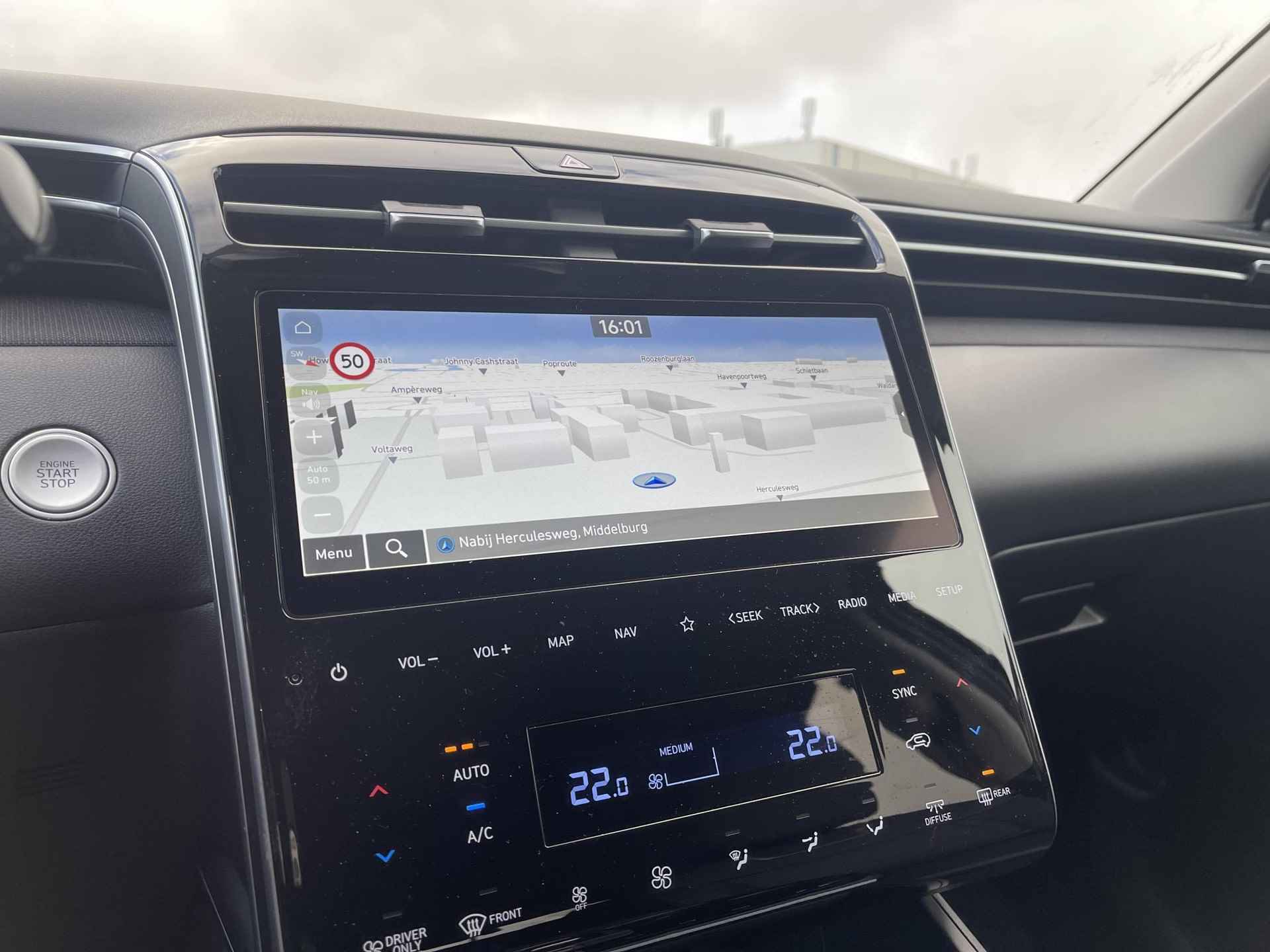 Hyundai Tucson 1.6 T-GDI HEV Premium | Vol-Leder | Digitaal Instrumentenpaneel | Adapt. Cruise Control | Apple Carplay/Android Auto | Stoelverwarming | Dodehoek Detectie | 360° Camera | Rijklaarprijs! - 16/30