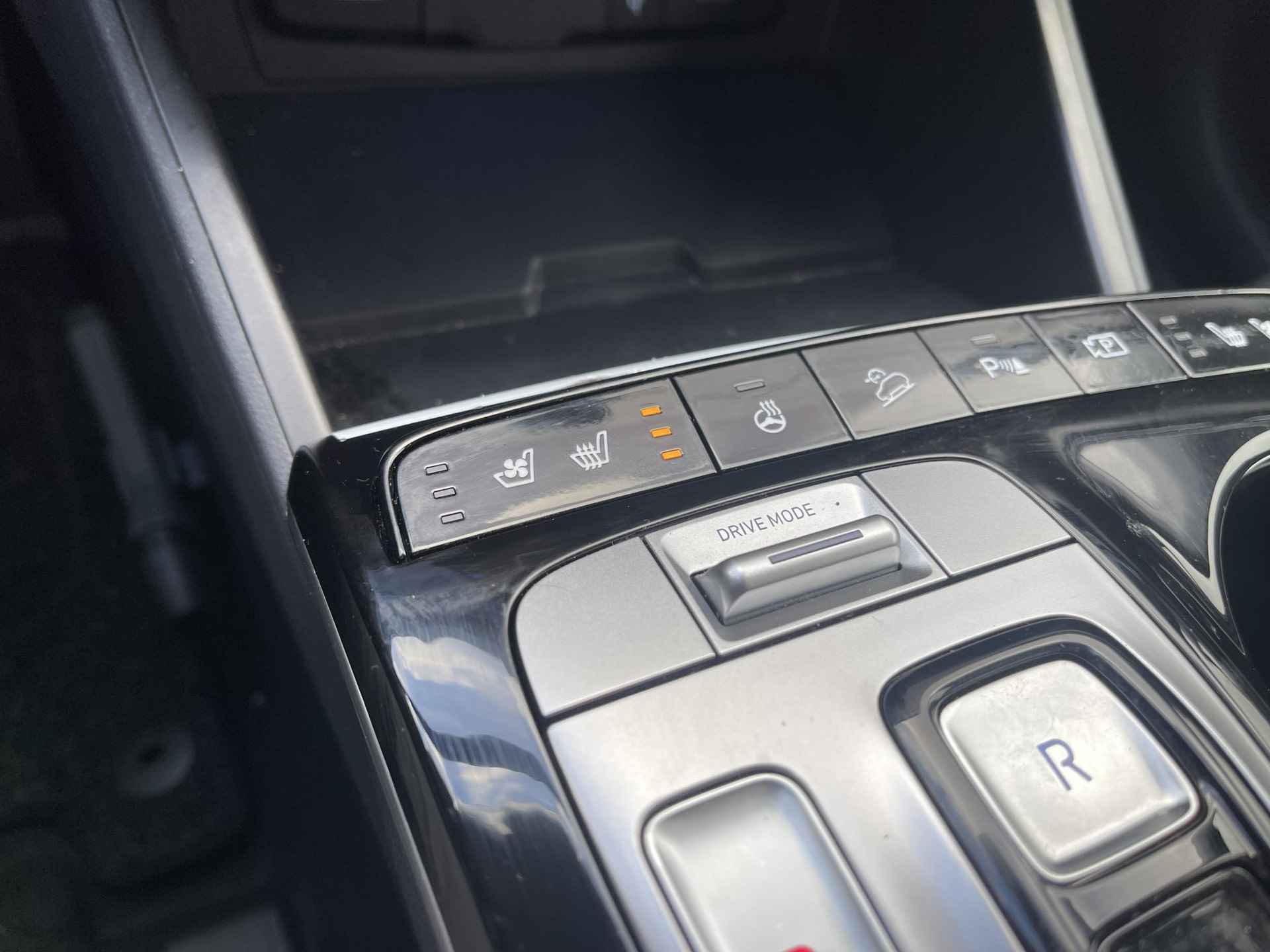 Hyundai Tucson 1.6 T-GDI HEV Premium | Vol-Leder | Digitaal Instrumentenpaneel | Adapt. Cruise Control | Apple Carplay/Android Auto | Stoelverwarming | Dodehoek Detectie | 360° Camera | Rijklaarprijs! - 25/30