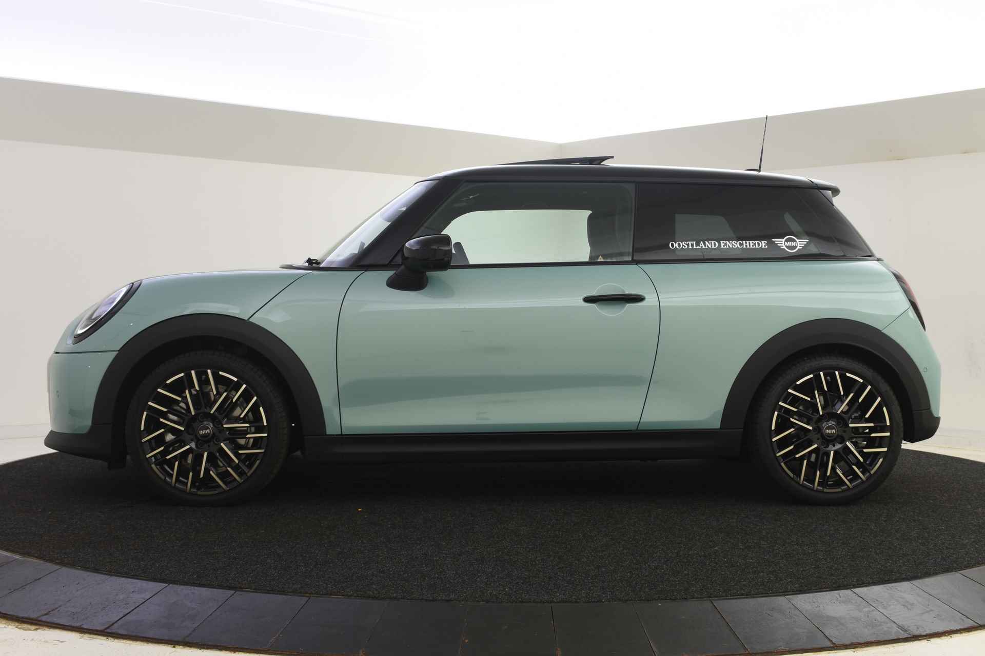 MINI Hatchback Cooper C Favoured Automaat / Panoramadak / JCW Sportstoelen / Parking Assistant Plus / LED / Comfort Access - 4/44