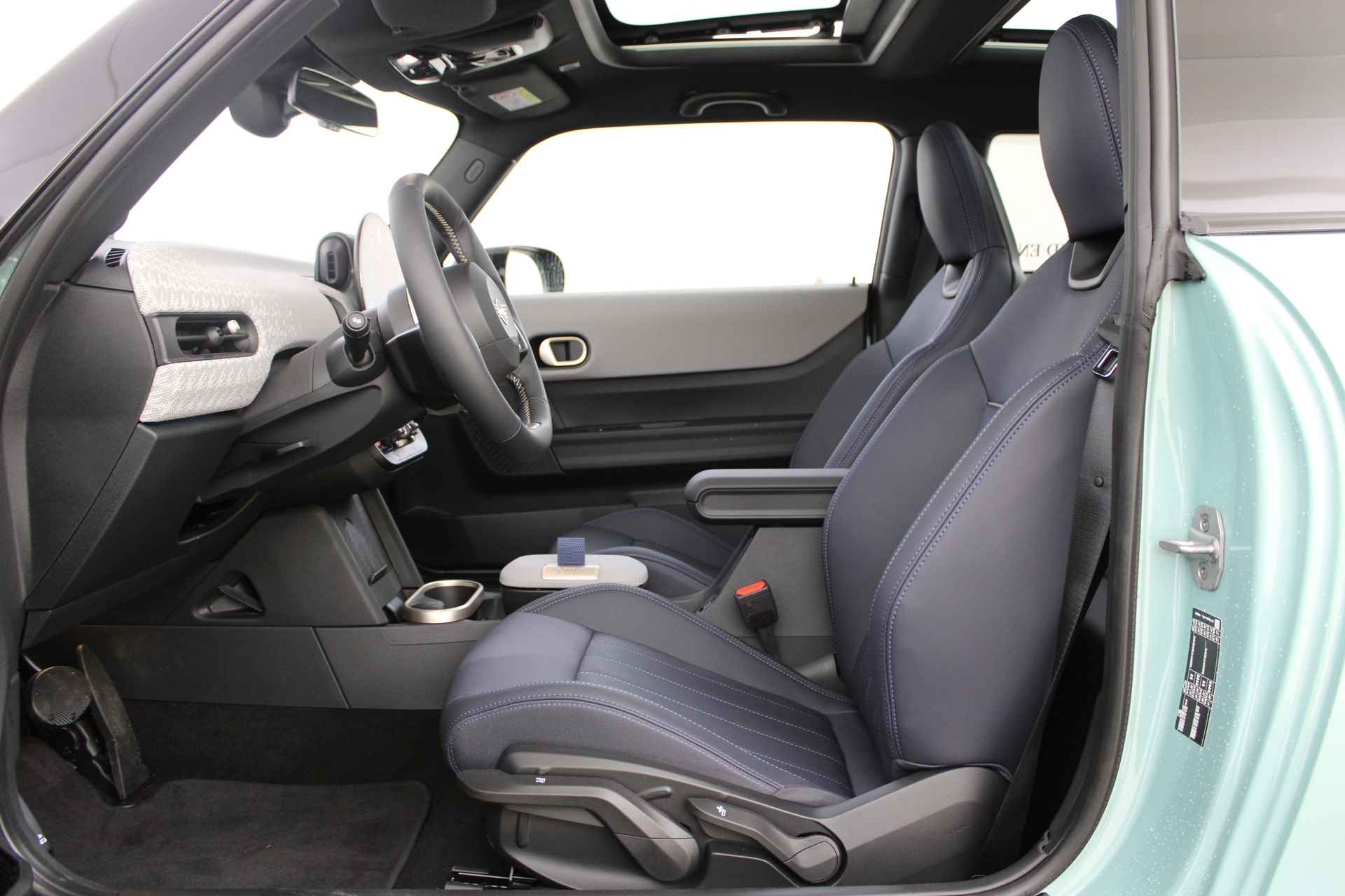 MINI Hatchback Cooper C Favoured Automaat / Panoramadak / JCW Sportstoelen / Parking Assistant Plus / LED / Comfort Access - 5/44