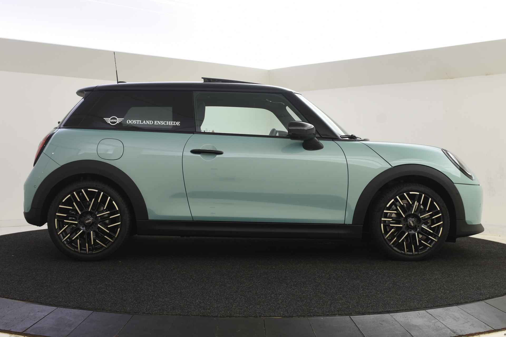 MINI Hatchback Cooper C Favoured Automaat / Panoramadak / JCW Sportstoelen / Parking Assistant Plus / LED / Comfort Access - 12/44