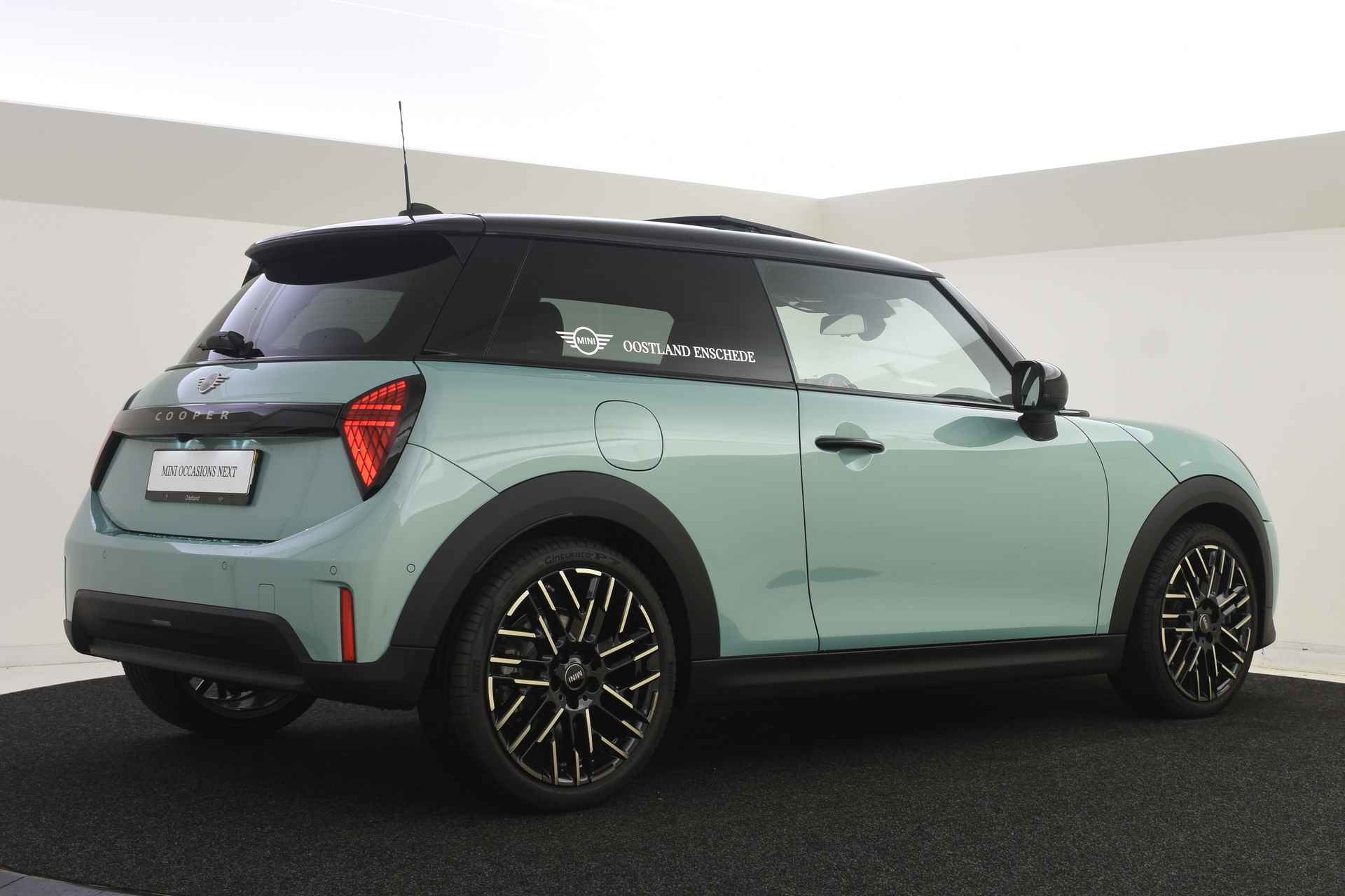 MINI Hatchback Cooper C Favoured Automaat / Panoramadak / JCW Sportstoelen / Parking Assistant Plus / LED / Comfort Access - 14/44