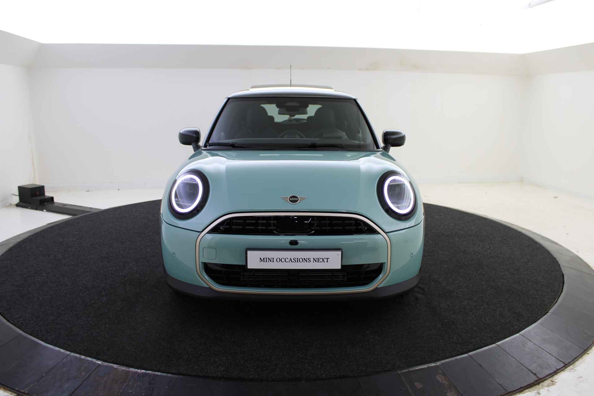 MINI Hatchback Cooper C Favoured Automaat / Panoramadak / JCW Sportstoelen / Parking Assistant Plus / LED / Comfort Access - 42/44