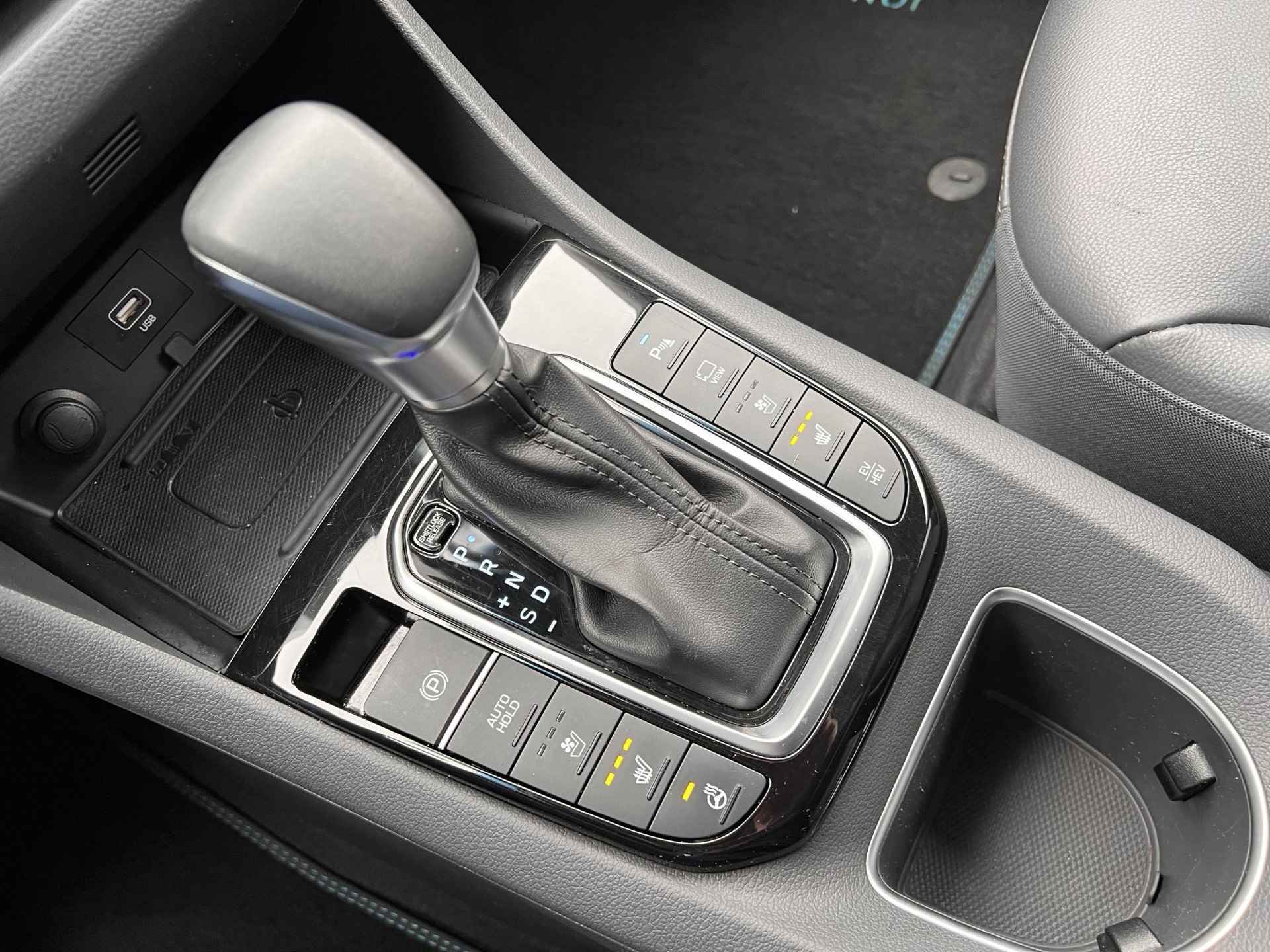 Hyundai IONIQ 1.6 GDi PHEV Premium Automaat / Leder / Stuur-, stoel- en achterbankverwarming / Bluelink nagivatie / - 19/59