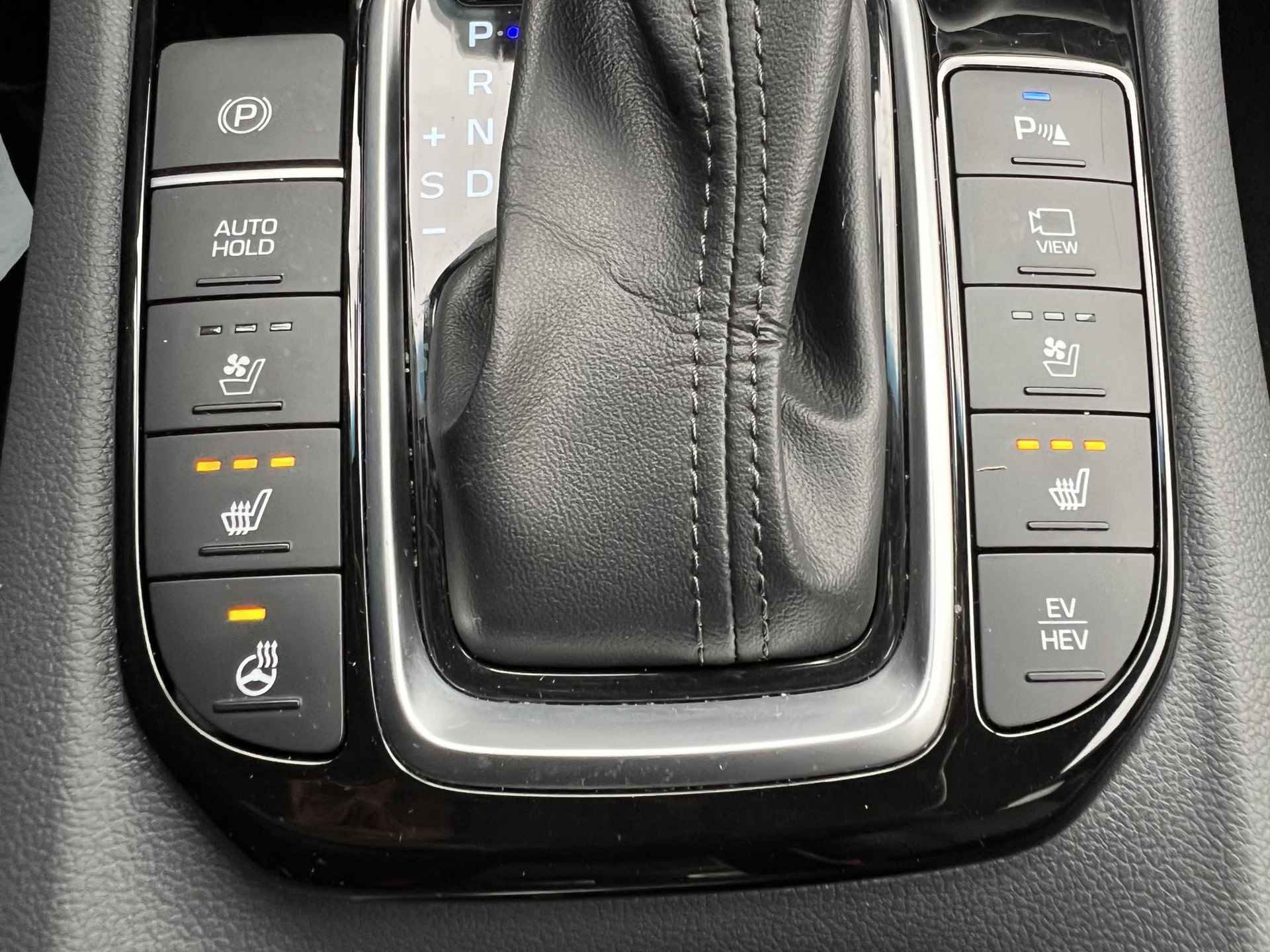 Hyundai IONIQ 1.6 GDi PHEV Premium Automaat / Leder / Stuur-, stoel- en achterbankverwarming / Bluelink nagivatie / - 20/59