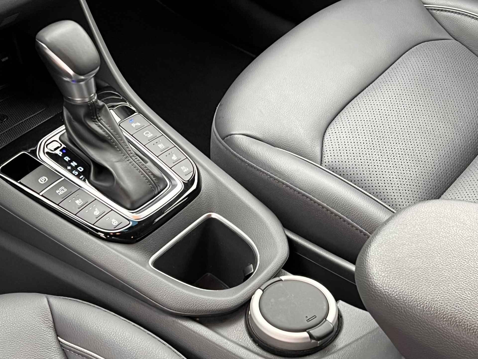 Hyundai IONIQ 1.6 GDi PHEV Premium Automaat / Leder / Stuur-, stoel- en achterbankverwarming / Bluelink nagivatie / - 25/59