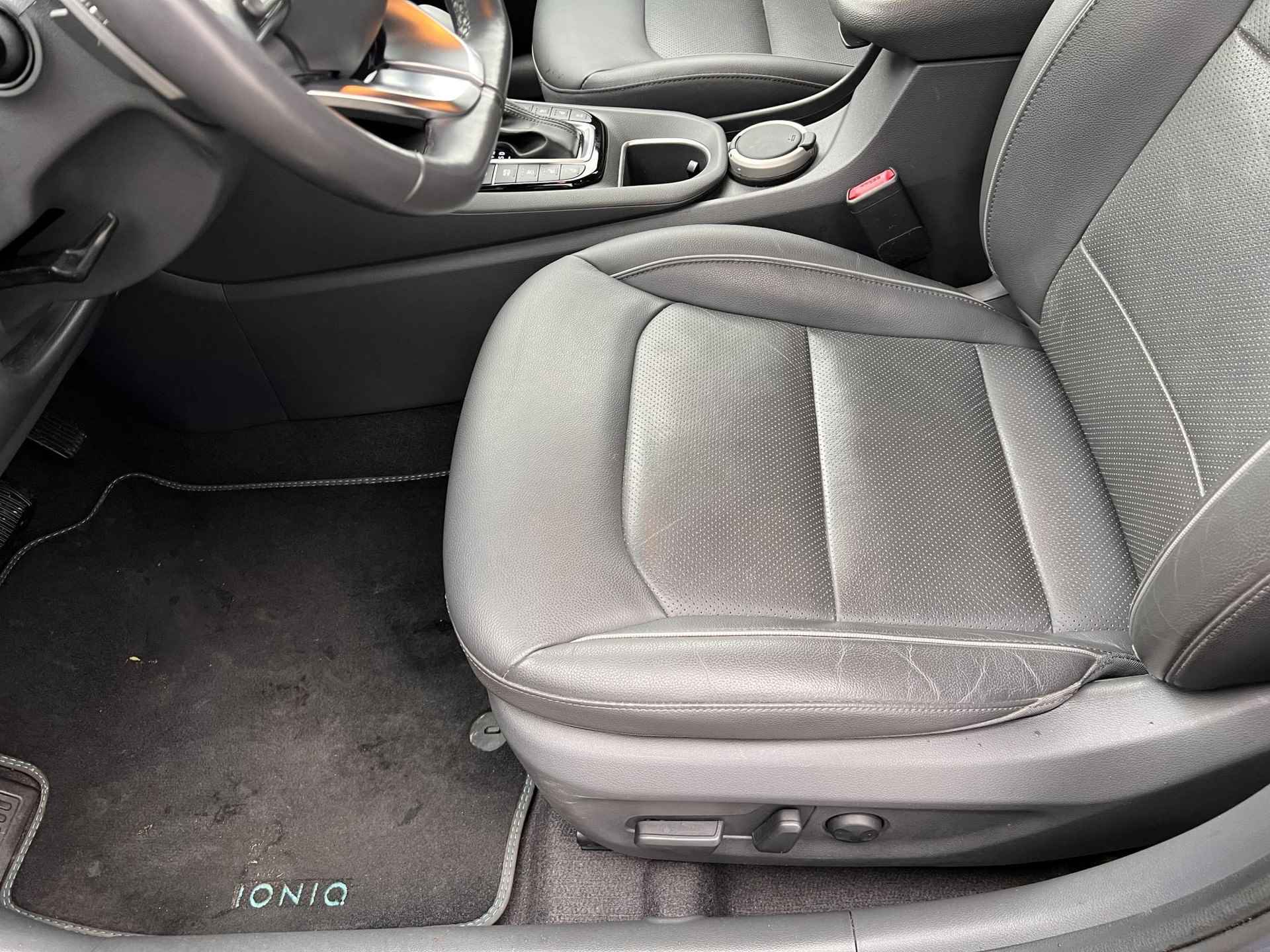 Hyundai IONIQ 1.6 GDi PHEV Premium Automaat / Leder / Stuur-, stoel- en achterbankverwarming / Bluelink nagivatie / - 26/59