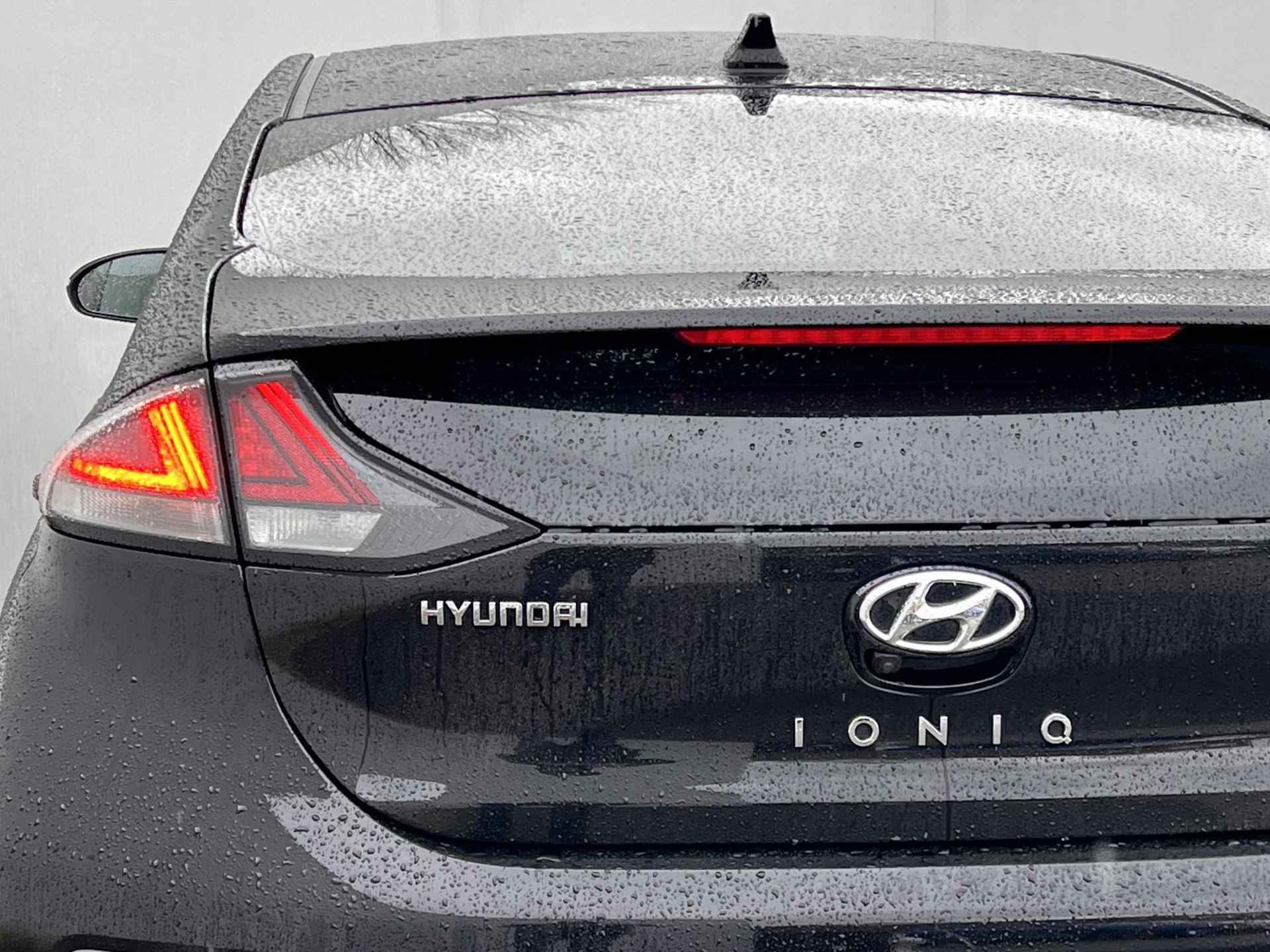 Hyundai IONIQ 1.6 GDi PHEV Premium Automaat / Leder / Stuur-, stoel- en achterbankverwarming / Bluelink nagivatie / - 35/59